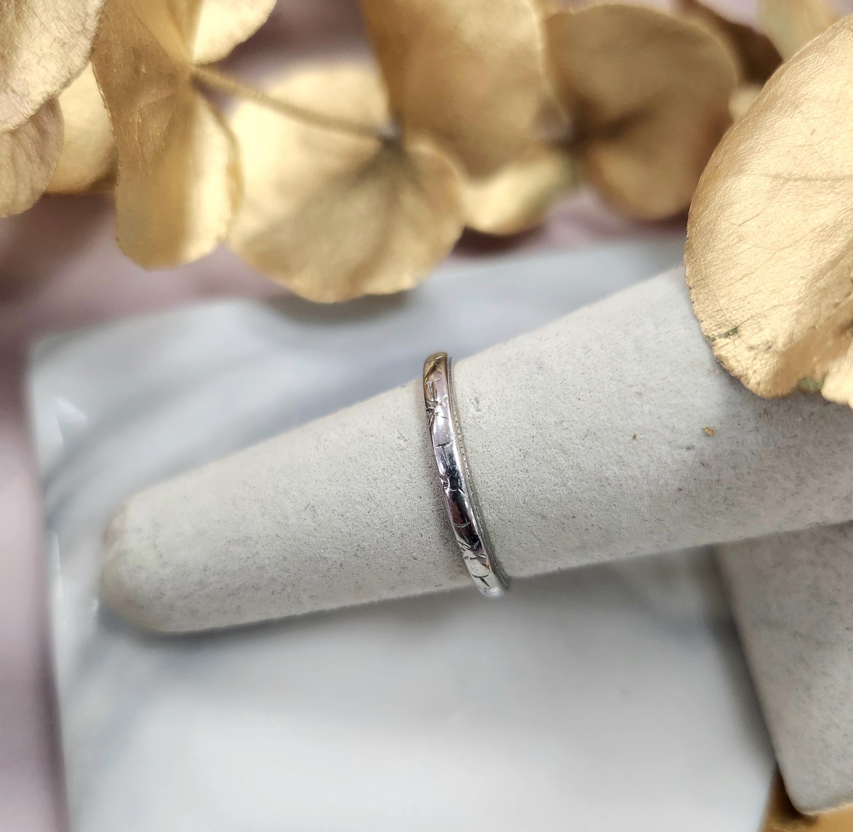 Art of Vintage Vintage en or blanc 18K avec filigrane gravé à la main Bon état - En vente à Los Angeles, CA
