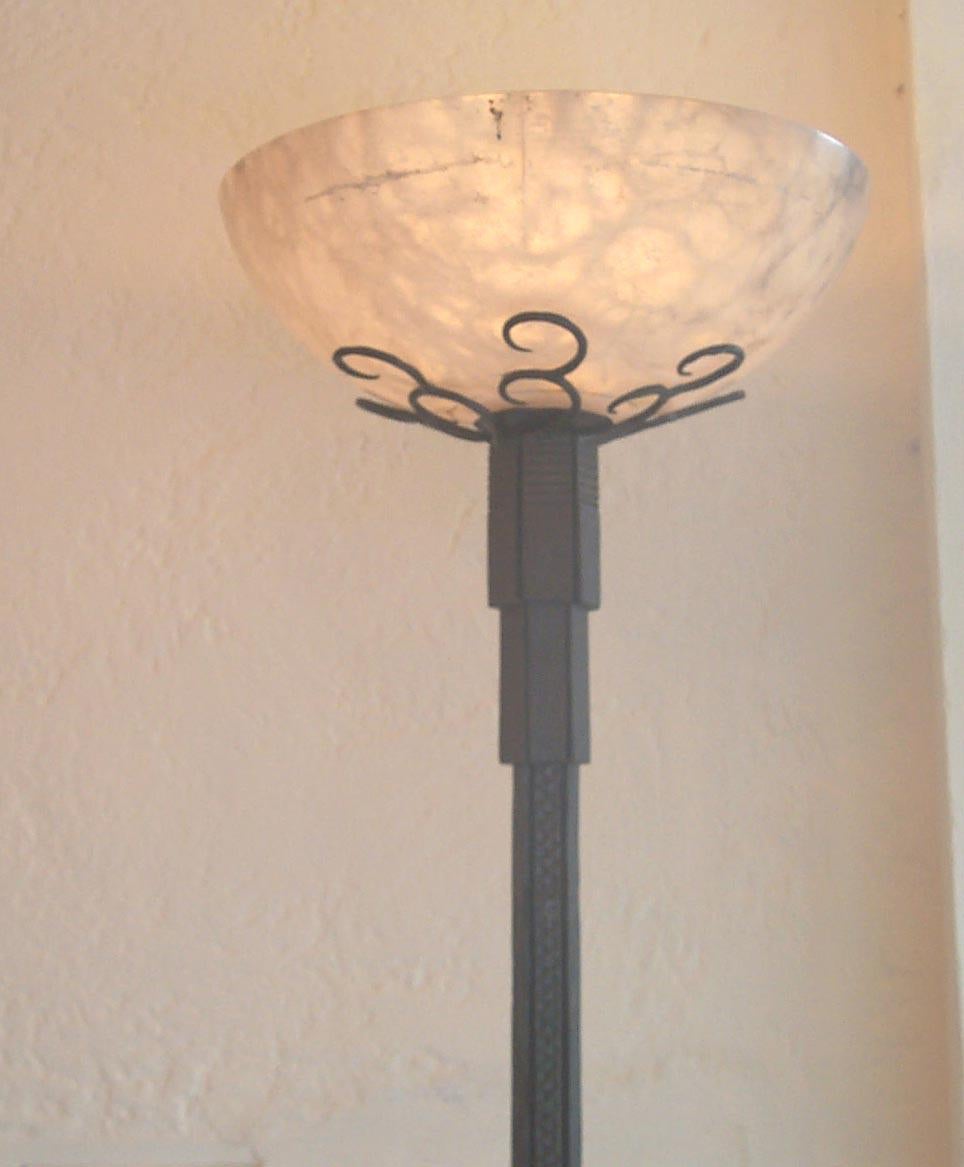 Martelé Lampadaire Art déco en fer et albâtre en vente