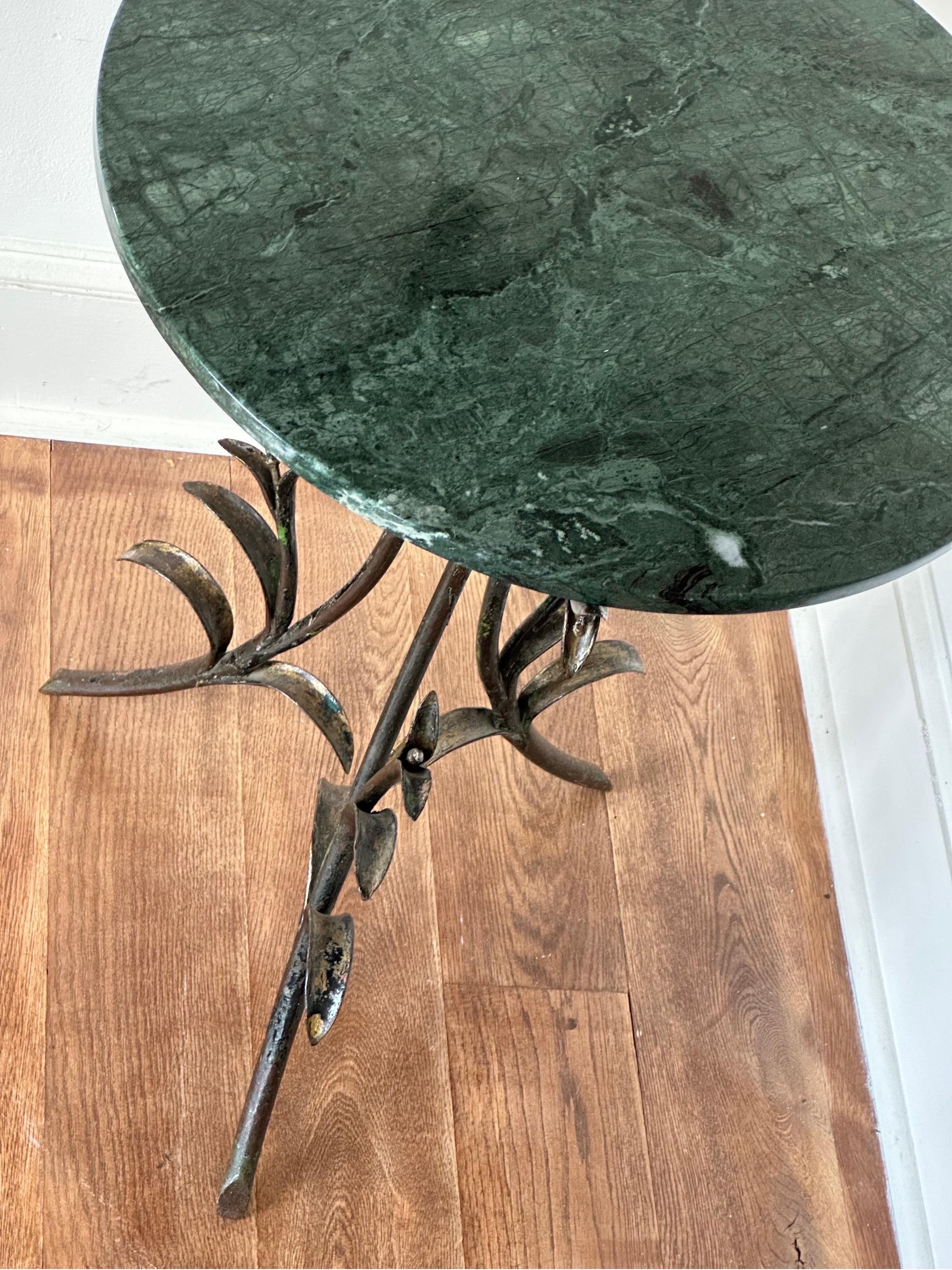Art deco iron and marble top table with floral decoration  For Sale 2