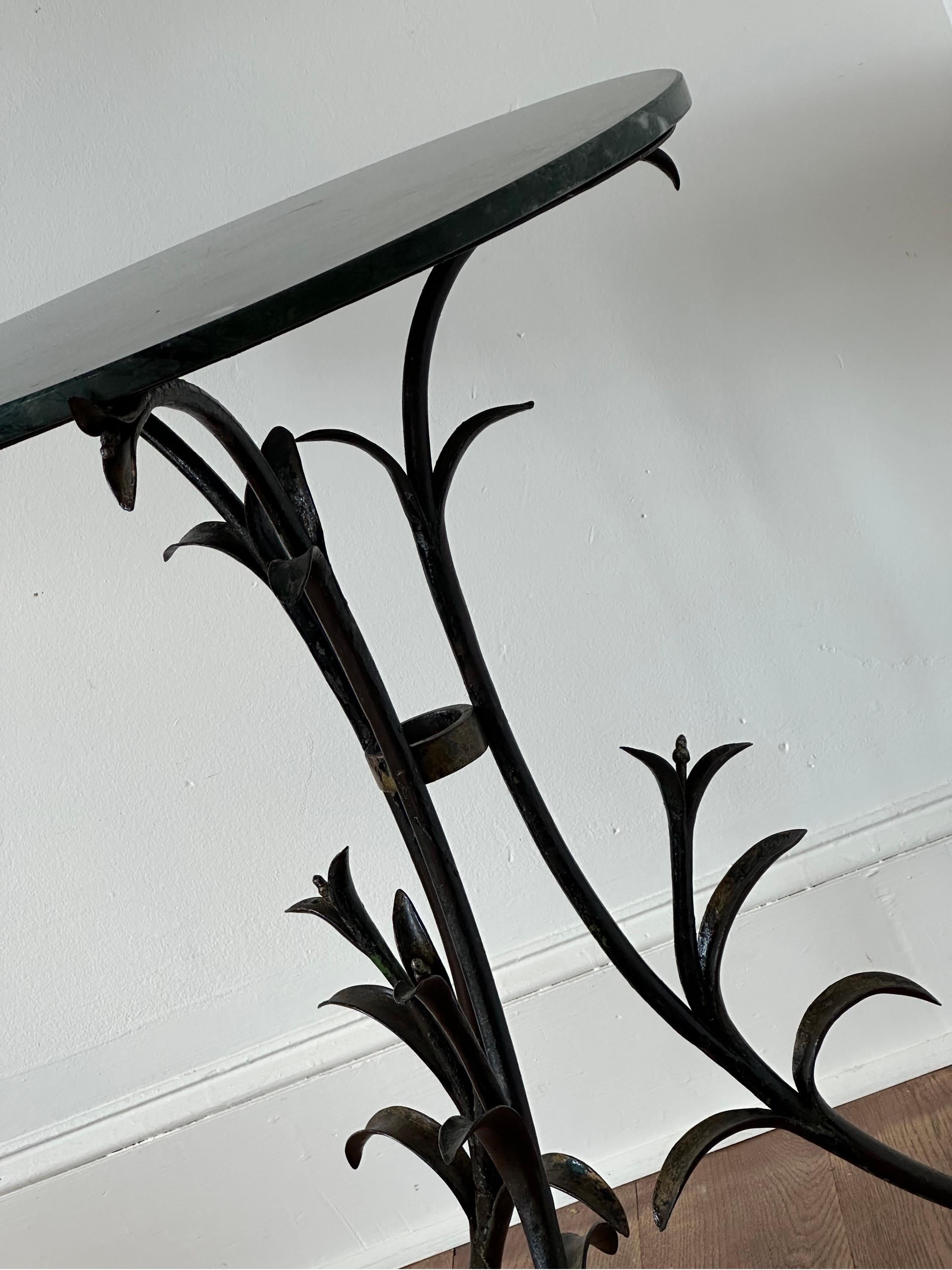 Art deco iron and marble top table with floral decoration  For Sale 3