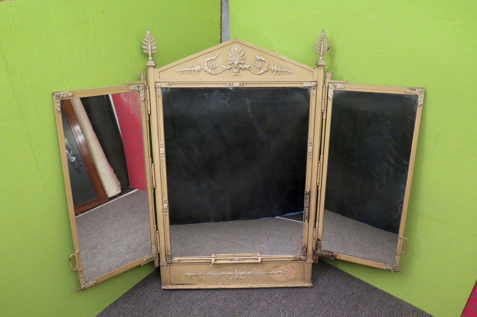 Antiguo espejo de peluquería de principios del siglo XX, todo en hierro. Objeto muy particular y original en su género.

Estructura totalmente de hierro forjado; con frisos adosados a lo largo del perímetro del armazón. Objeto en pátina, no ha sido