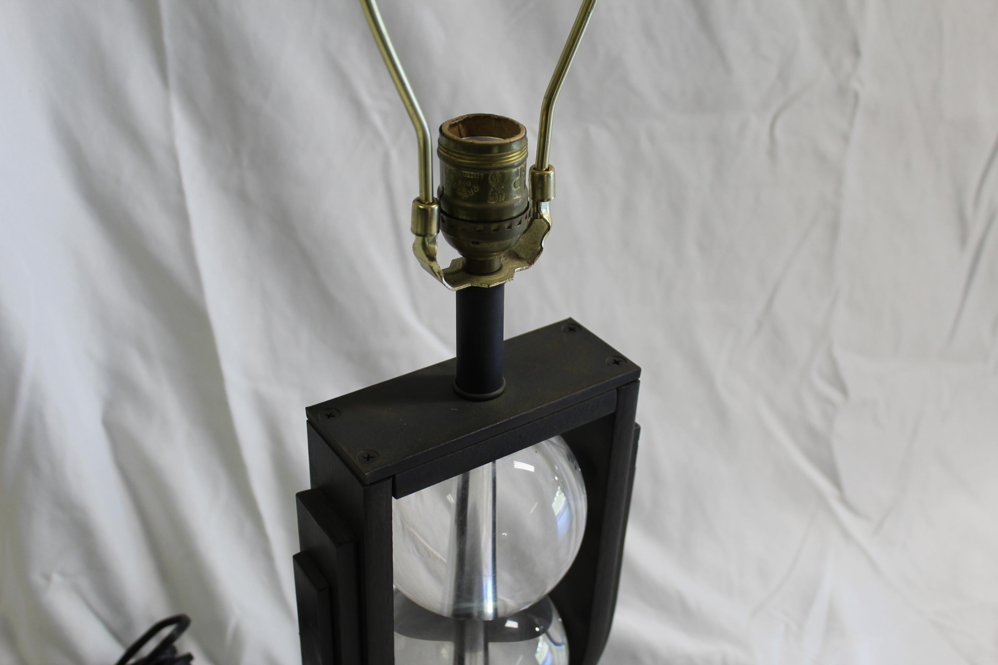 Une belle lampe Art Déco. Base en acier forgé à la main avec des sphères en verre de 3 1/2