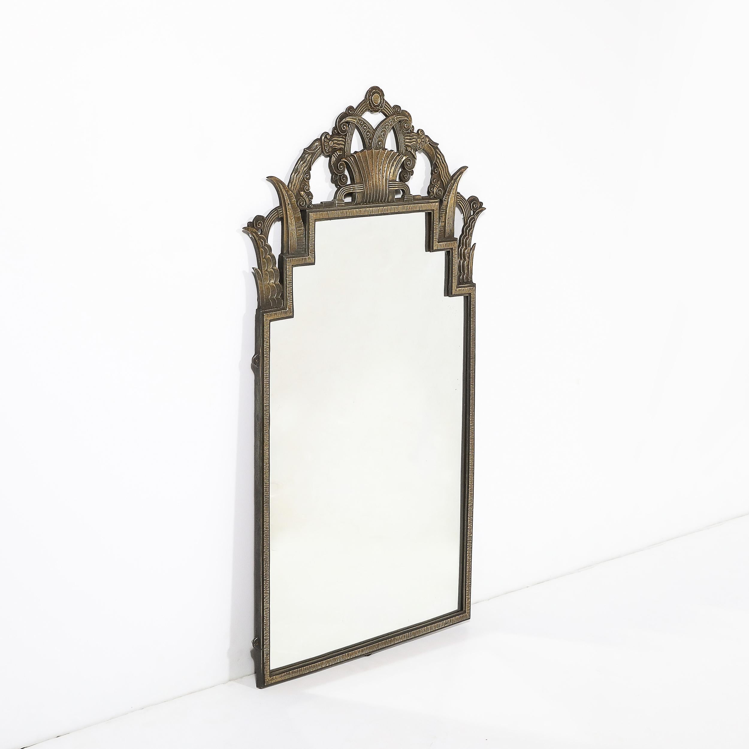 Ammira un'epitome di design elegante: questo specchio in ferro Art Deco, concepito dal celebre designer francese Marcel Bergue intorno al 1925. Il lavoro di Marcel Bergue è un segno distintivo del movimento Art Déco, noto per la sua capacità di