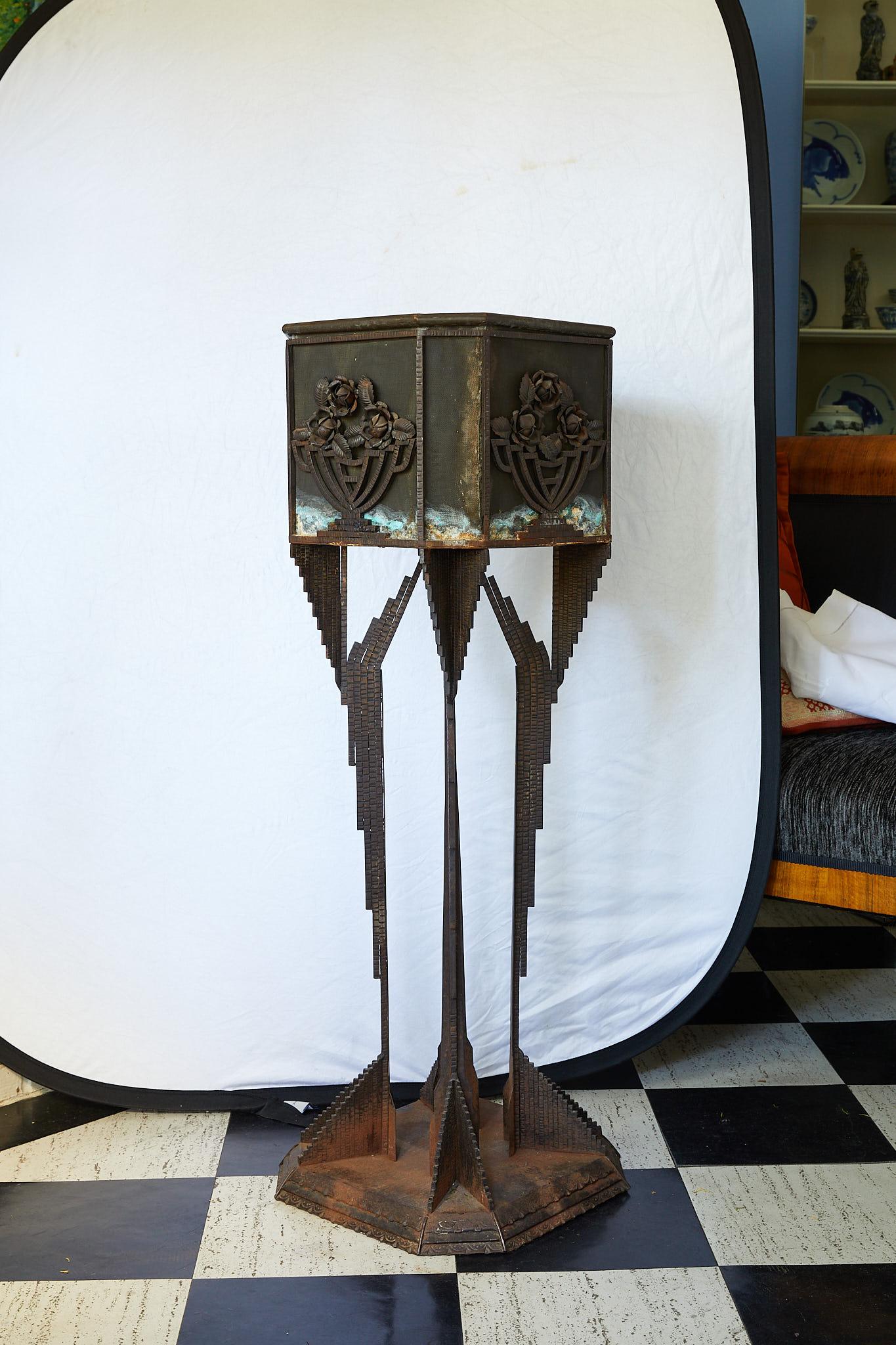 Art Deco Eisen Pedestal Pflanzer (20. Jahrhundert) im Angebot