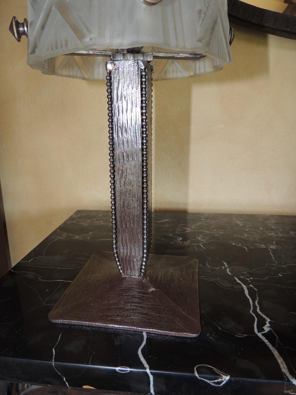 Art-déco-Tischlampe aus Eisen mit Glasschirm im Muller-Stil im Angebot 1