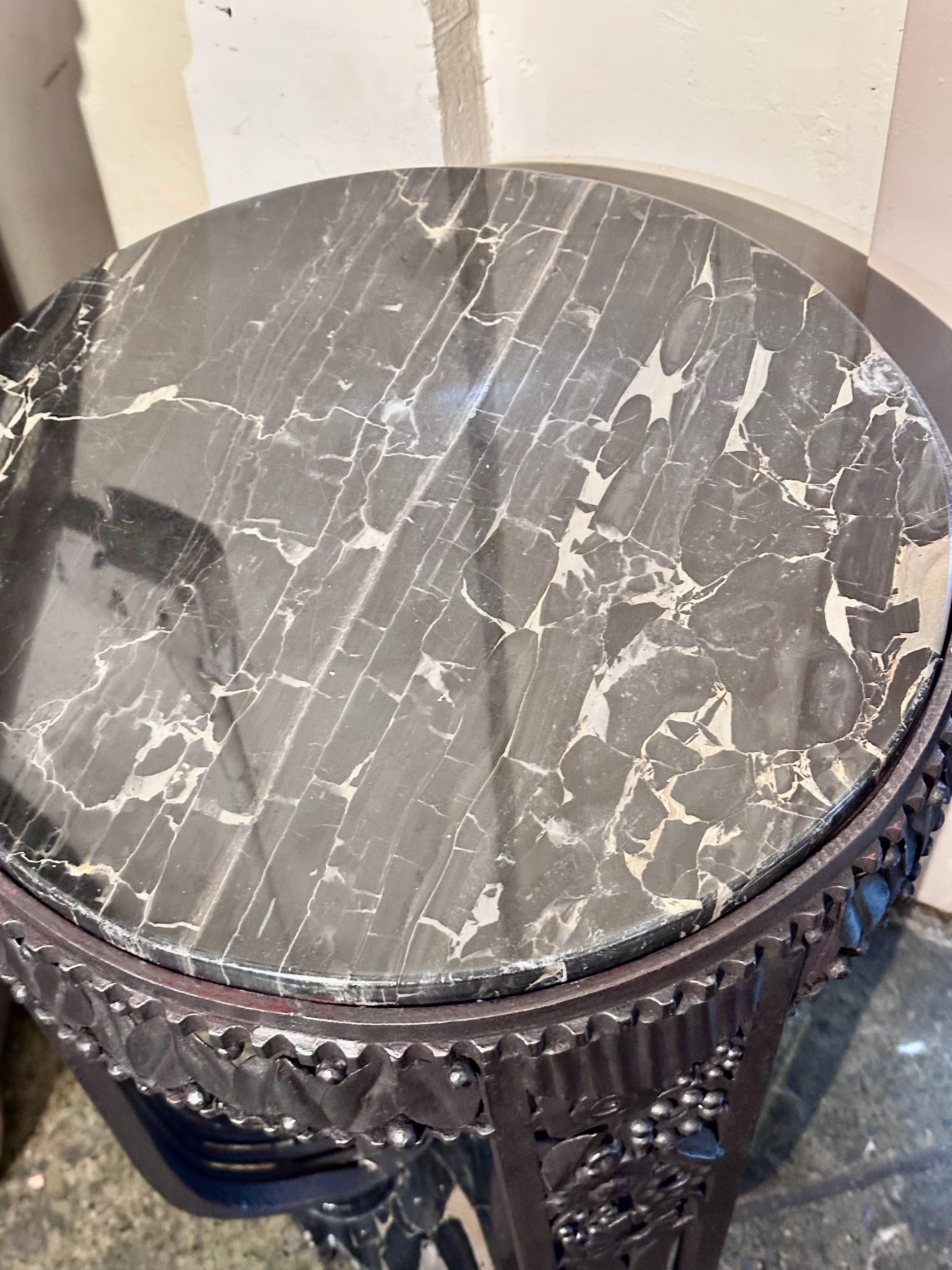 Fer Table basse ou d'appoint Art Déco avec plateau en marbre Portoro de style Edgar Brandt en vente