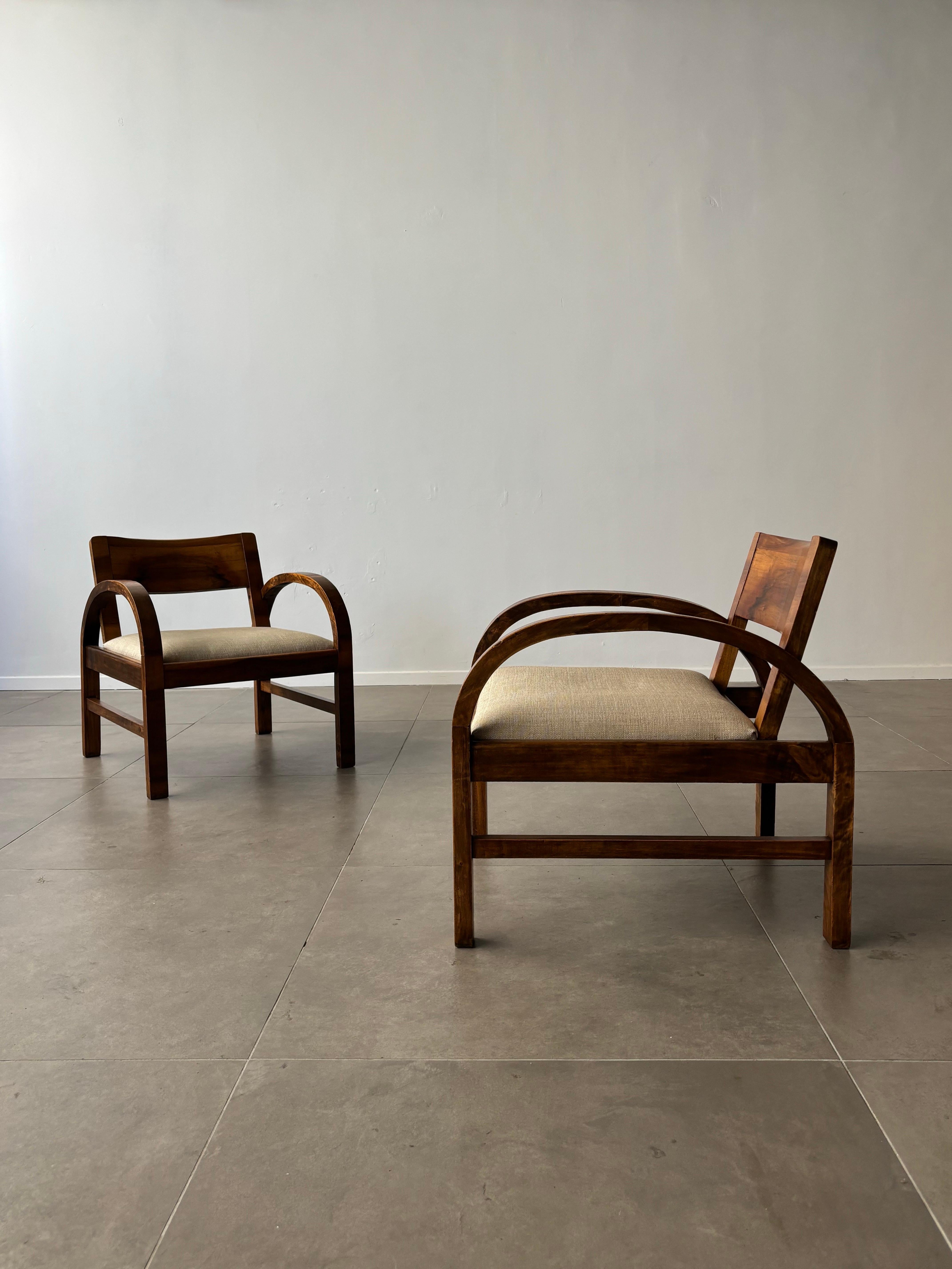Estos elegantes sillones italianos Art Déco de los años 50 combinan el diseño clásico con la sensibilidad moderna. Los ricos marcos curvados de madera curvada resaltan la artesanía de la época, mientras que las líneas refinadas y esculturales