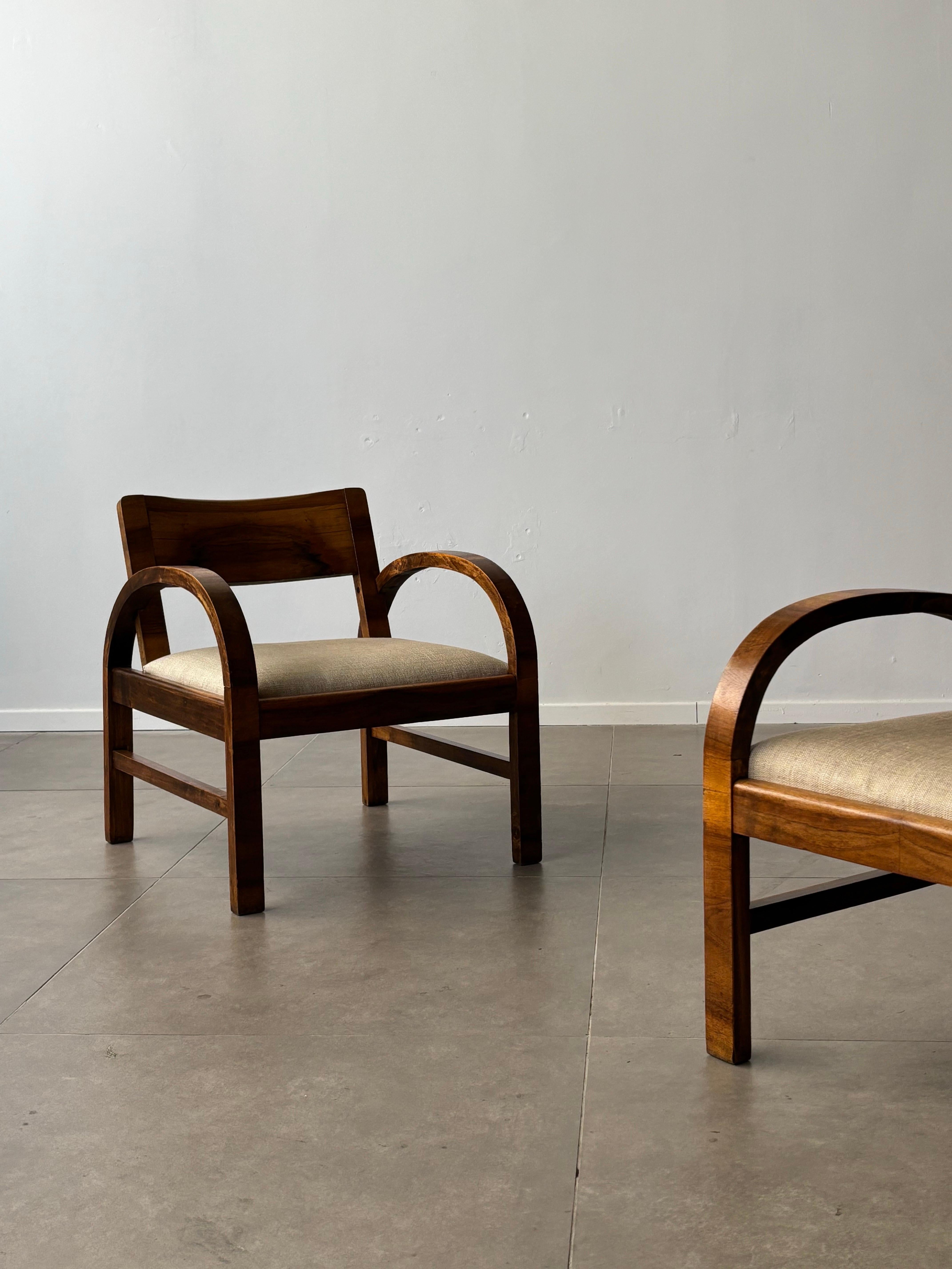 Sillones art déco italianos, madera curvada y tela beige, años 50 Italia Art Decó en venta