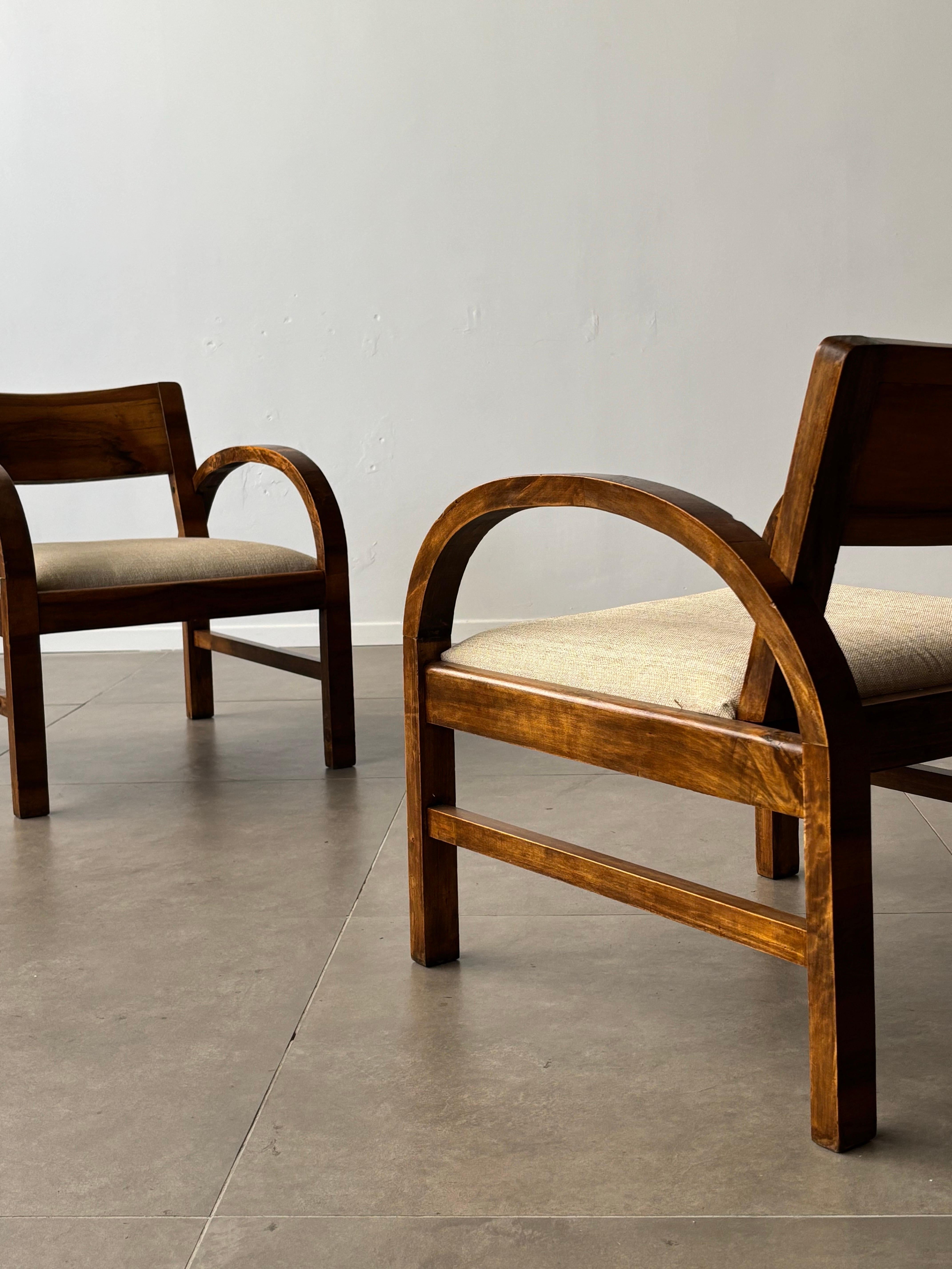Sillones art déco italianos, madera curvada y tela beige, años 50 Italia siglo XX en venta