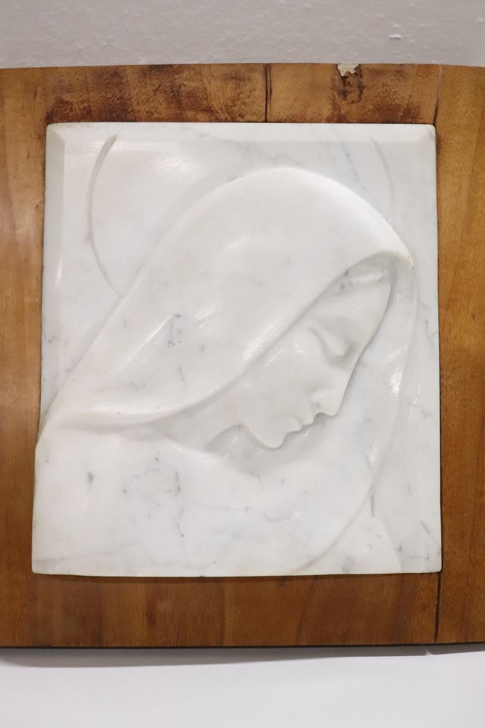Refined bas-relief sculpture in italian white Carrara marble.Great artistic quality, not signed. Face of the virgin Mary. The bas-relief is embedded in a poplar wood plank. Work of the Art Deco period.
 