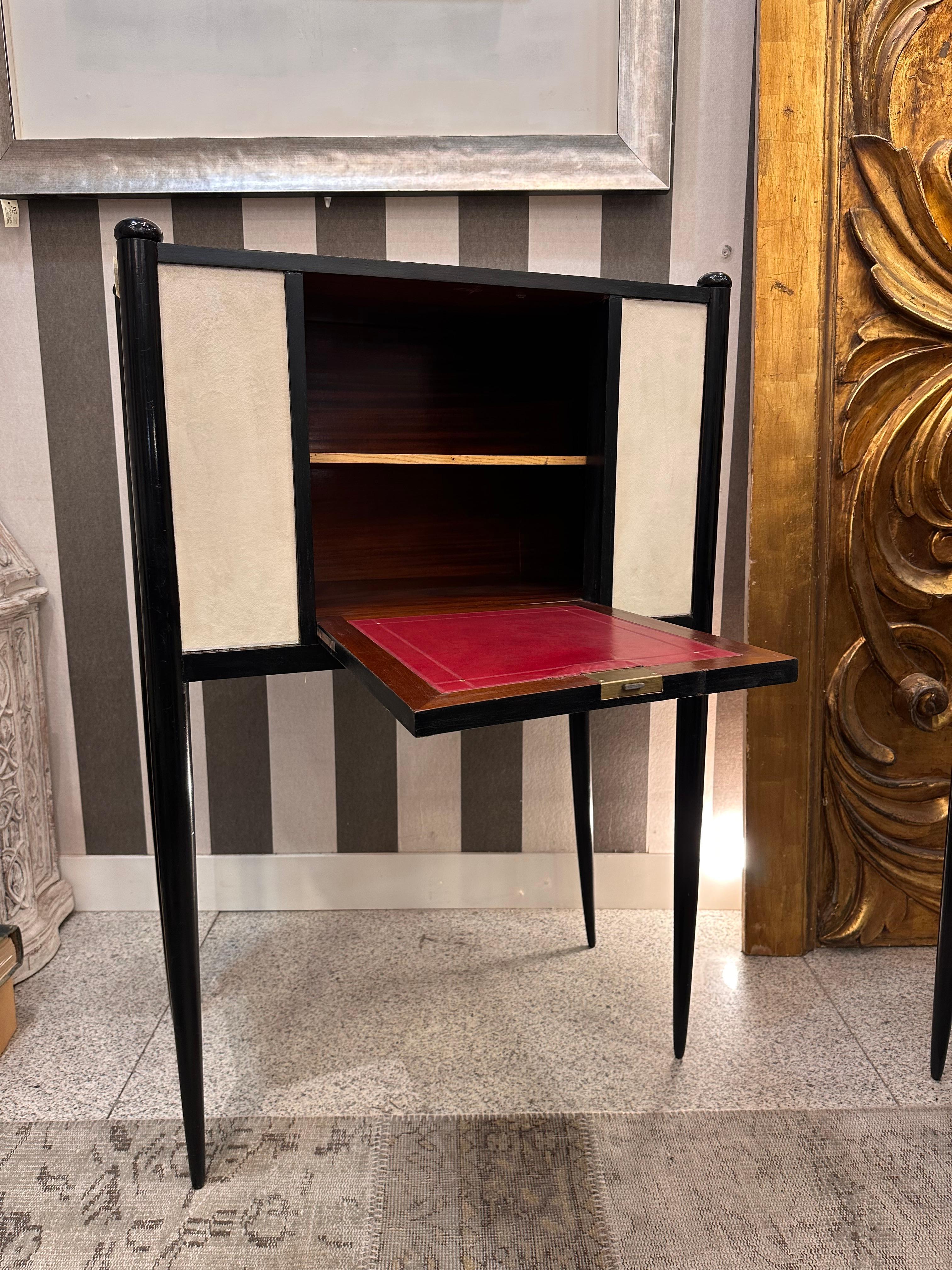  Paire d'un seul type  armoire-secrétaire en laque noire  bois et parchemin  attribuée à Paolo Buffa (Milan, Italie, 1903-1970).

Les meubles conçus par l'architecte et designer milanais Paolo Buffa sont souvent uniques, basés sur les besoins de ses