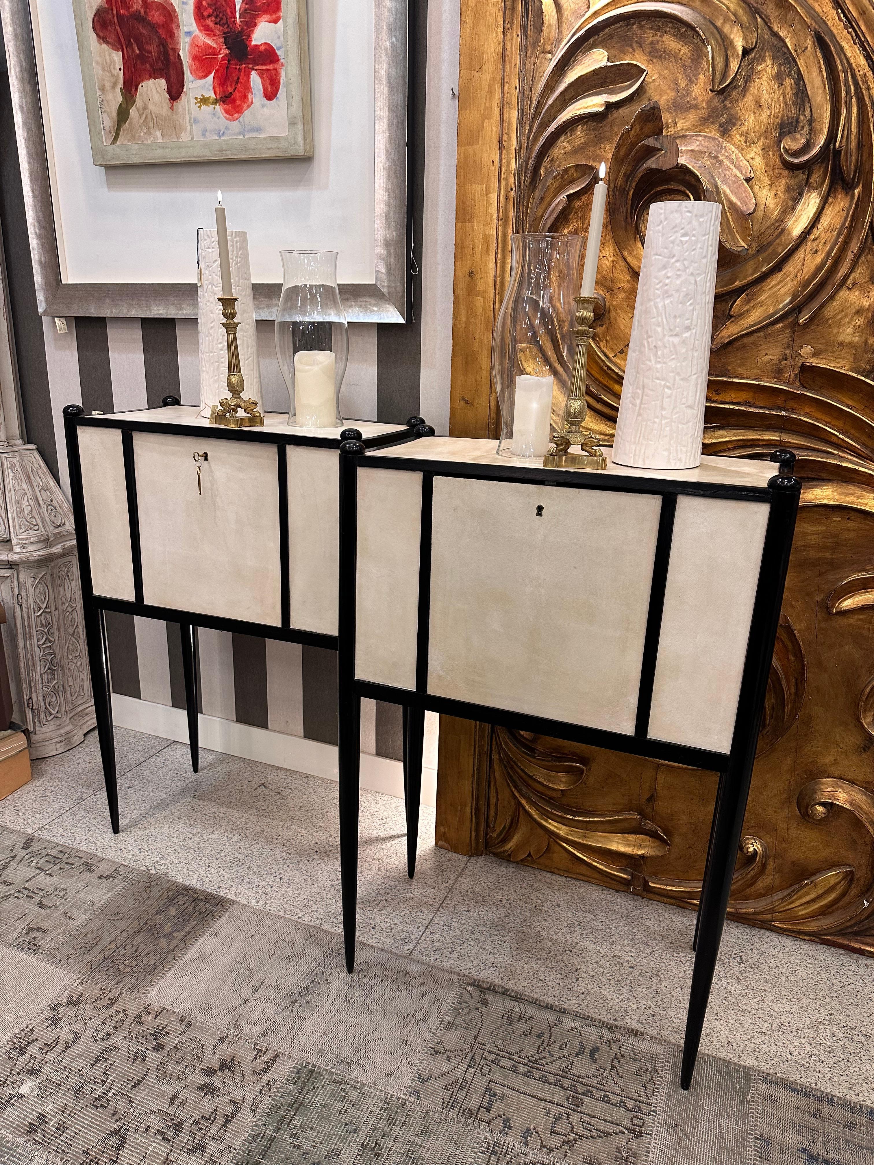 Fait main Art déco italien noir et blanc couple de Cabinets -Secrétaires Paolo Buffa en vente