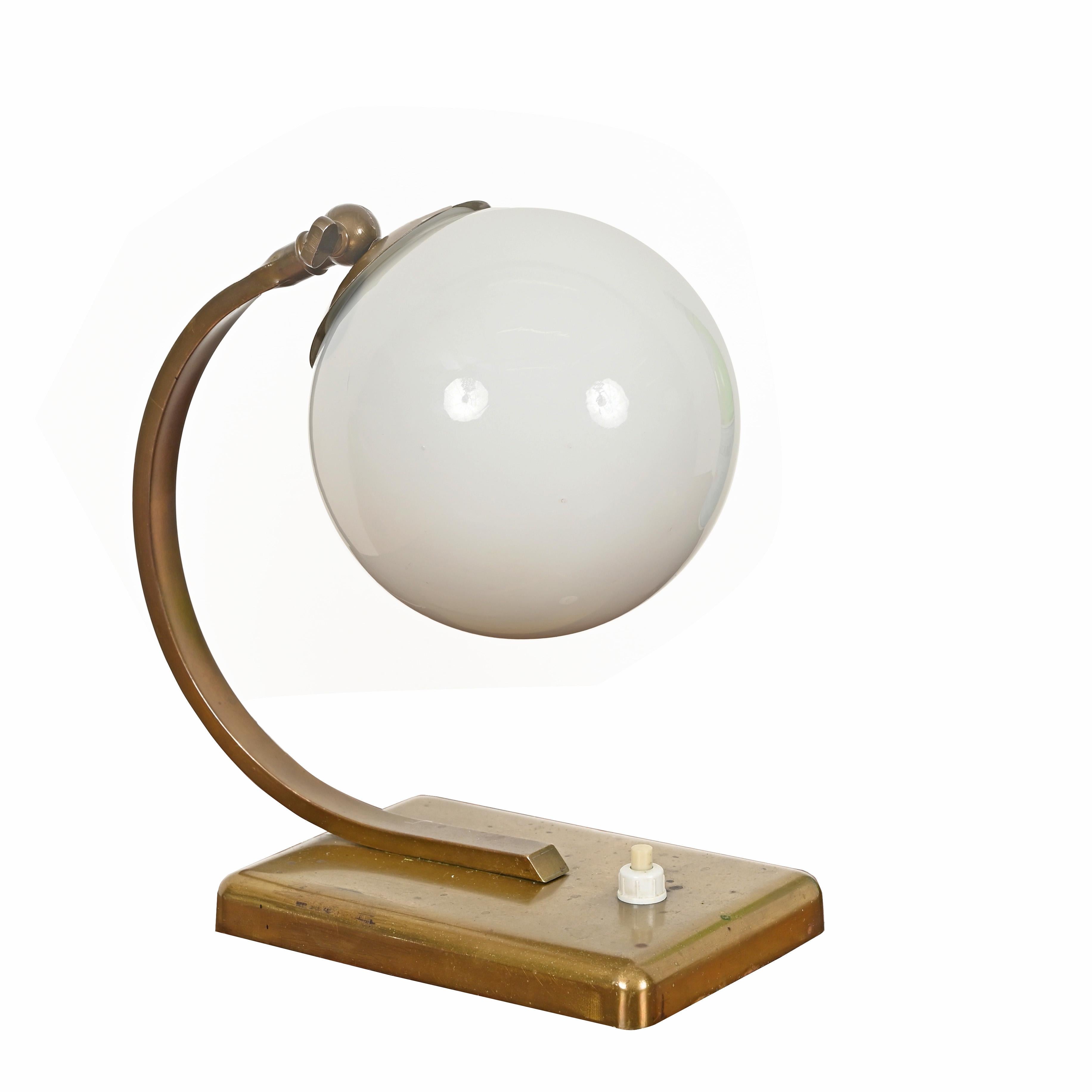 Lampe de table réglable Art déco italienne en laiton et verre opalin, Italie, années 1930 en vente 4