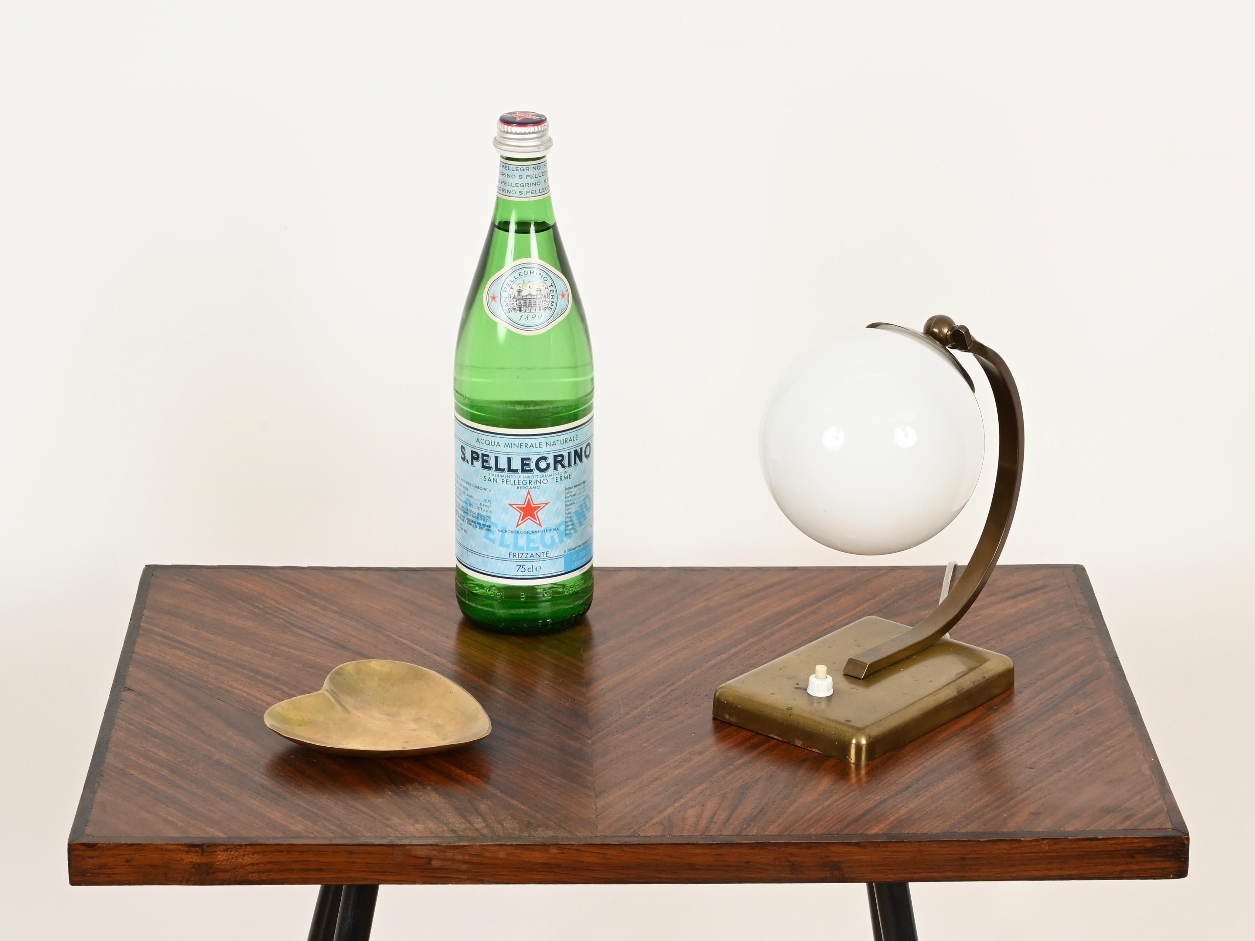 Lampe de table réglable Art déco italienne en laiton et verre opalin, Italie, années 1930 en vente 5