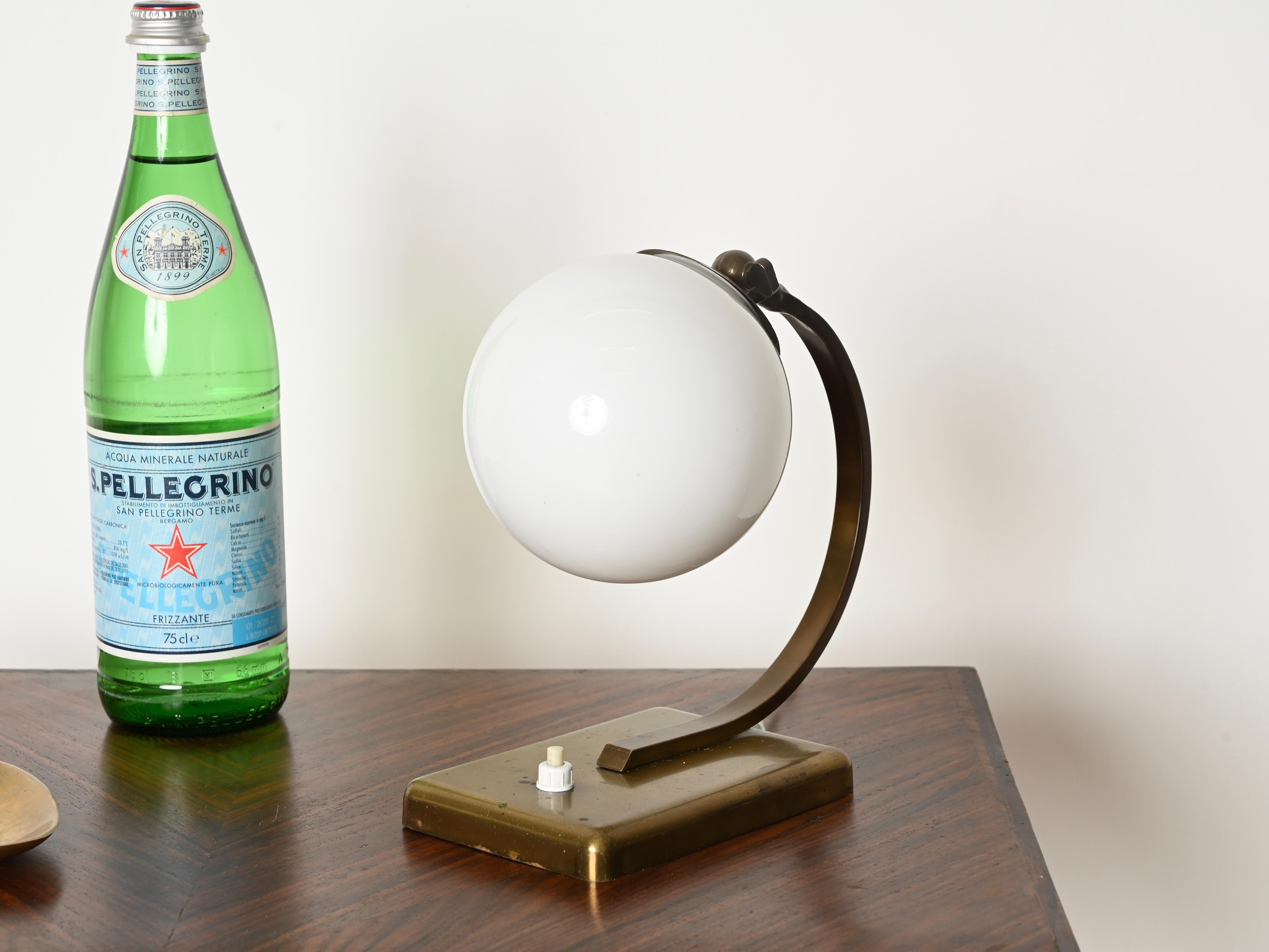 Lampe de table réglable Art déco italienne en laiton et verre opalin, Italie, années 1930 en vente 6