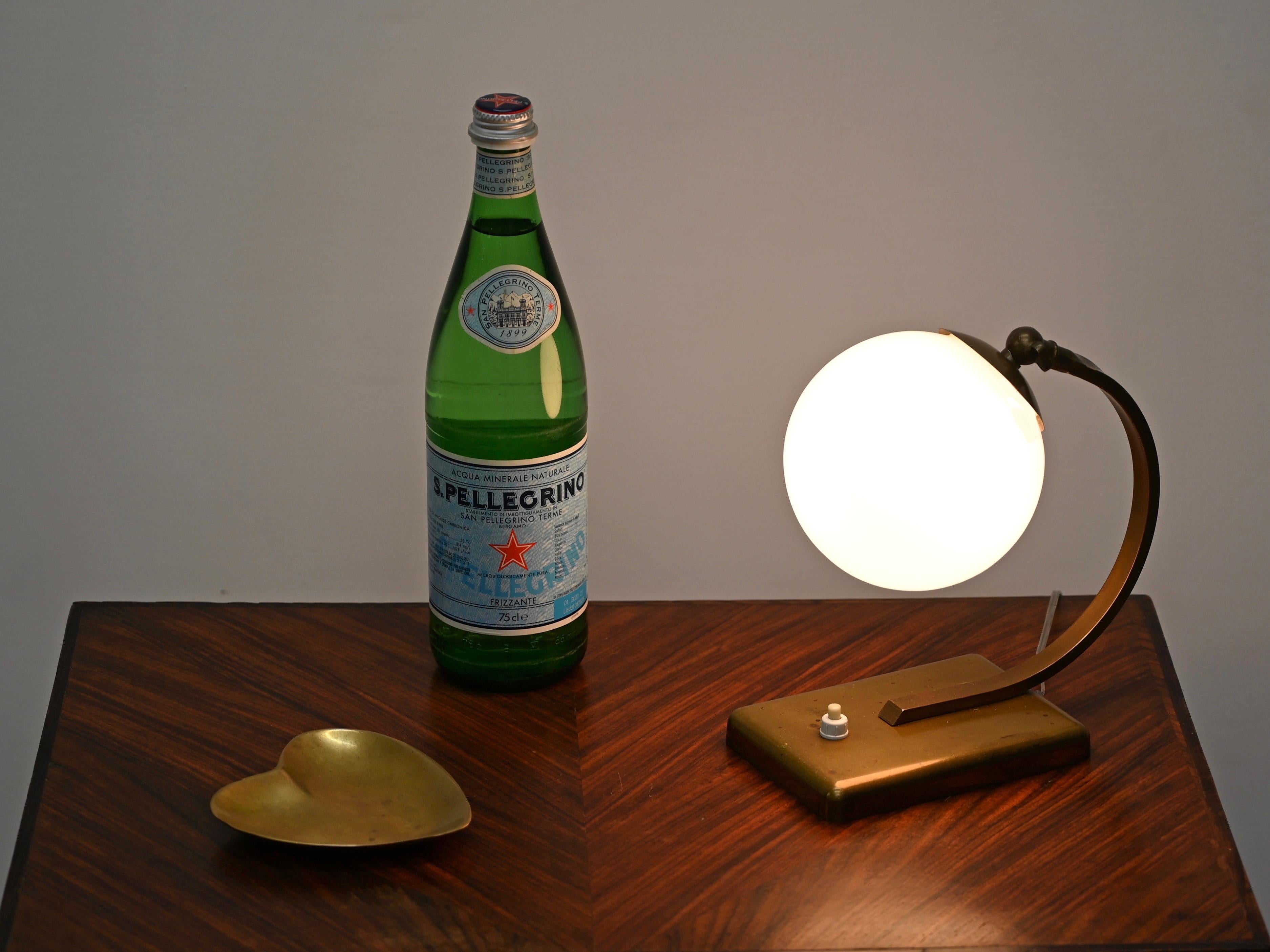 Fait main Lampe de table réglable Art déco italienne en laiton et verre opalin, Italie, années 1930 en vente