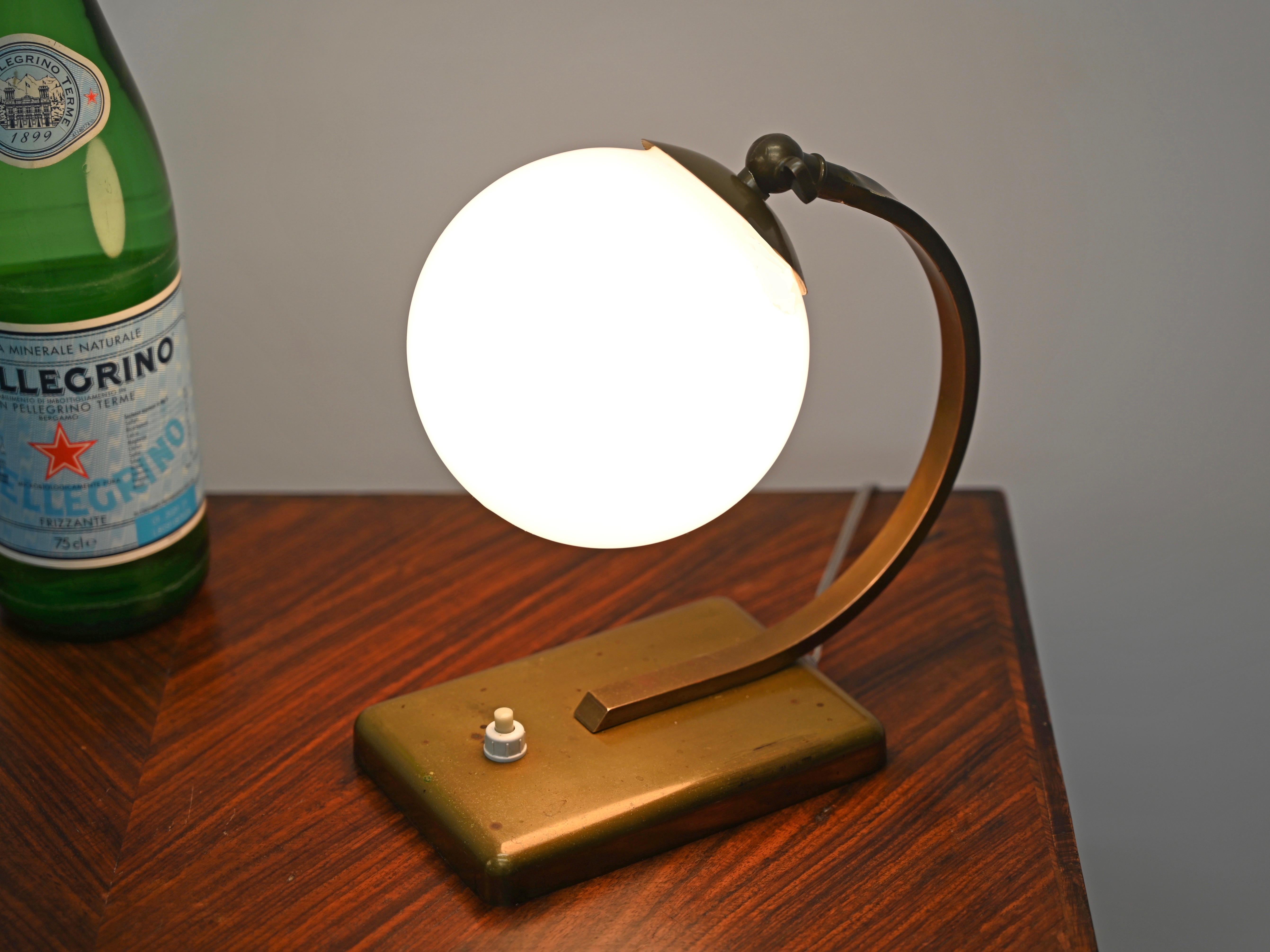 Lampe de table réglable Art déco italienne en laiton et verre opalin, Italie, années 1930 Bon état - En vente à Roma, IT