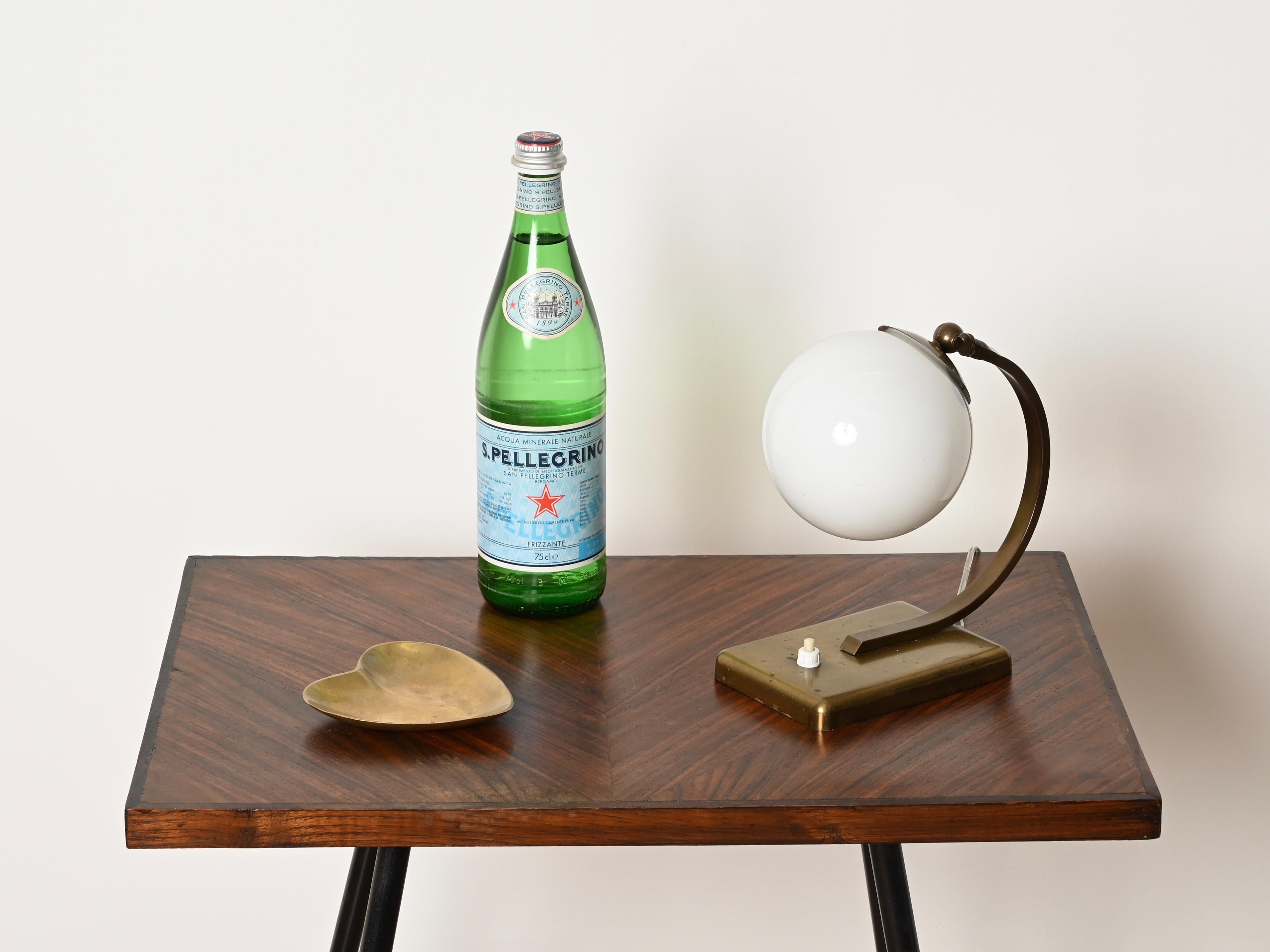 Milieu du XXe siècle Lampe de table réglable Art déco italienne en laiton et verre opalin, Italie, années 1930 en vente