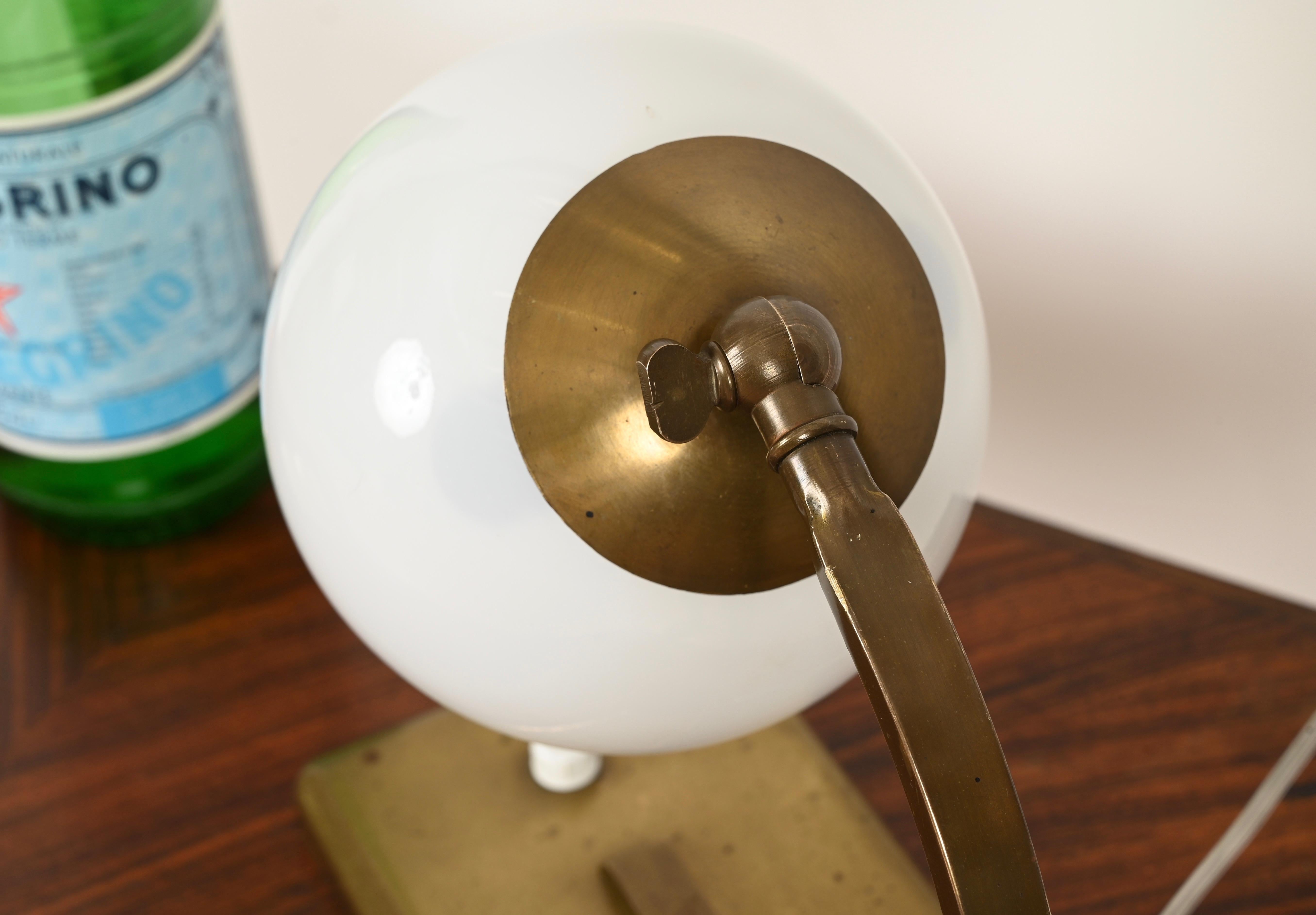 Métal Lampe de table réglable Art déco italienne en laiton et verre opalin, Italie, années 1930 en vente