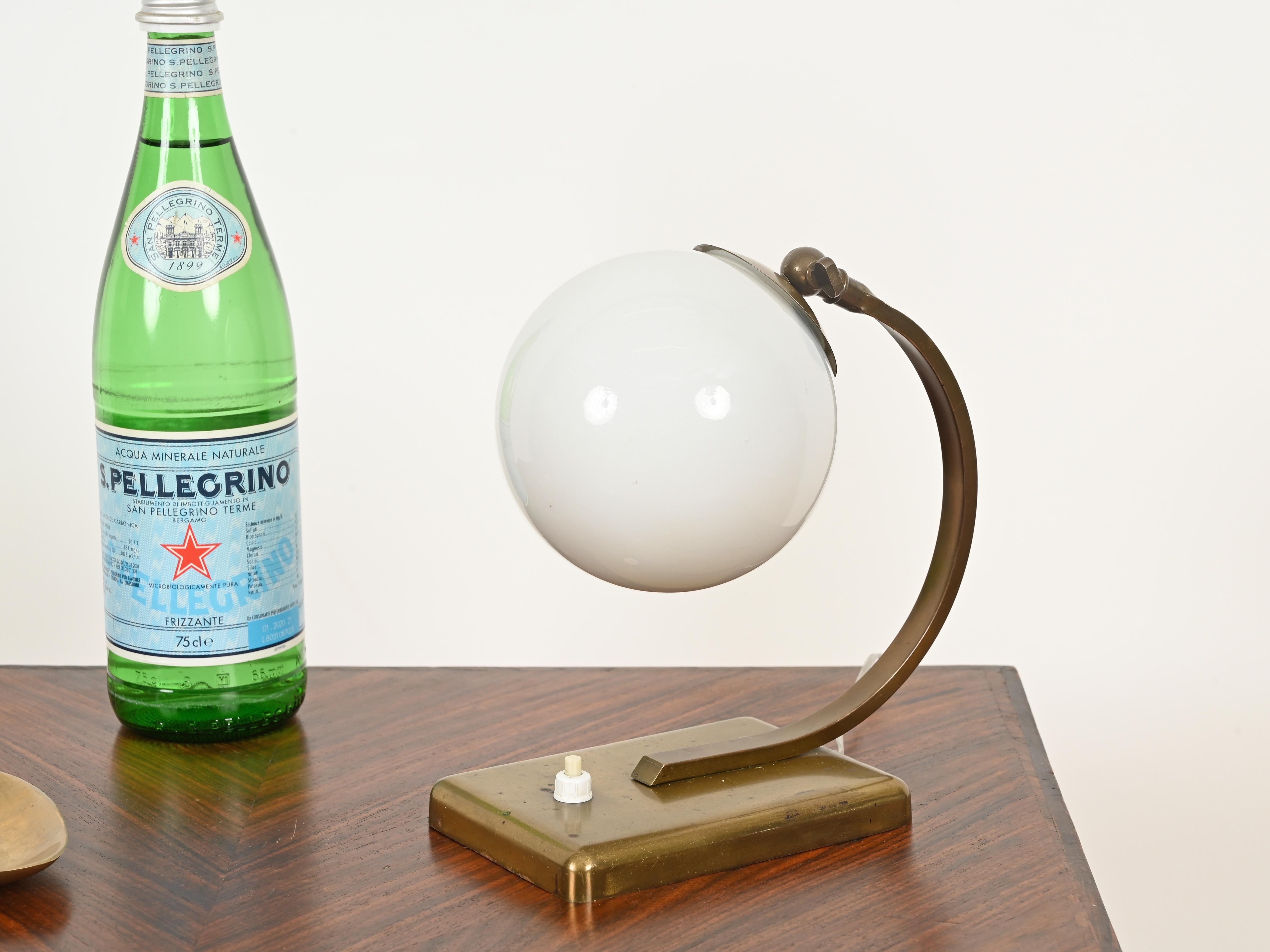 Lampe de table réglable Art déco italienne en laiton et verre opalin, Italie, années 1930 en vente 1
