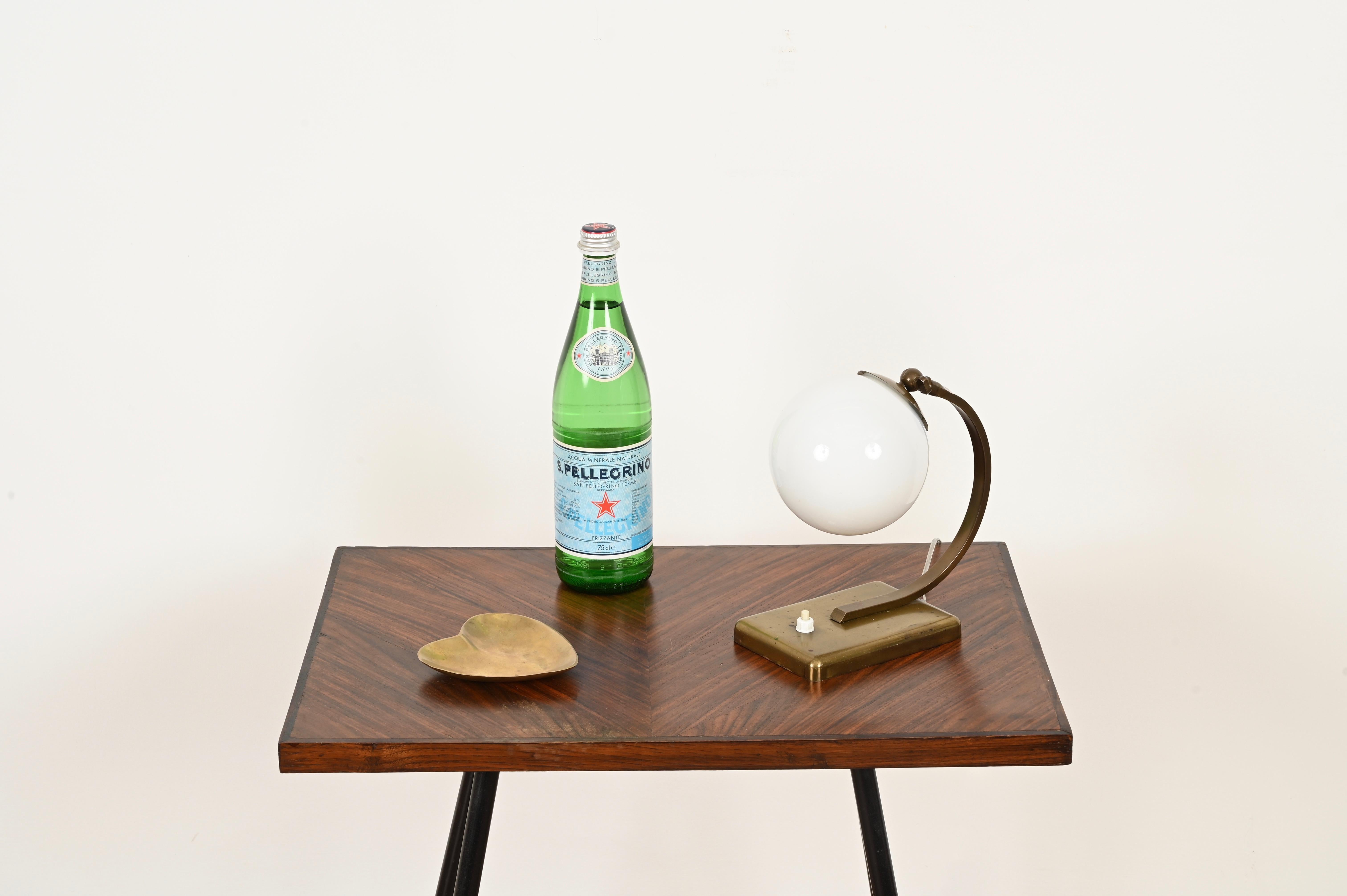 Lampe de table réglable Art déco italienne en laiton et verre opalin, Italie, années 1930 en vente 3