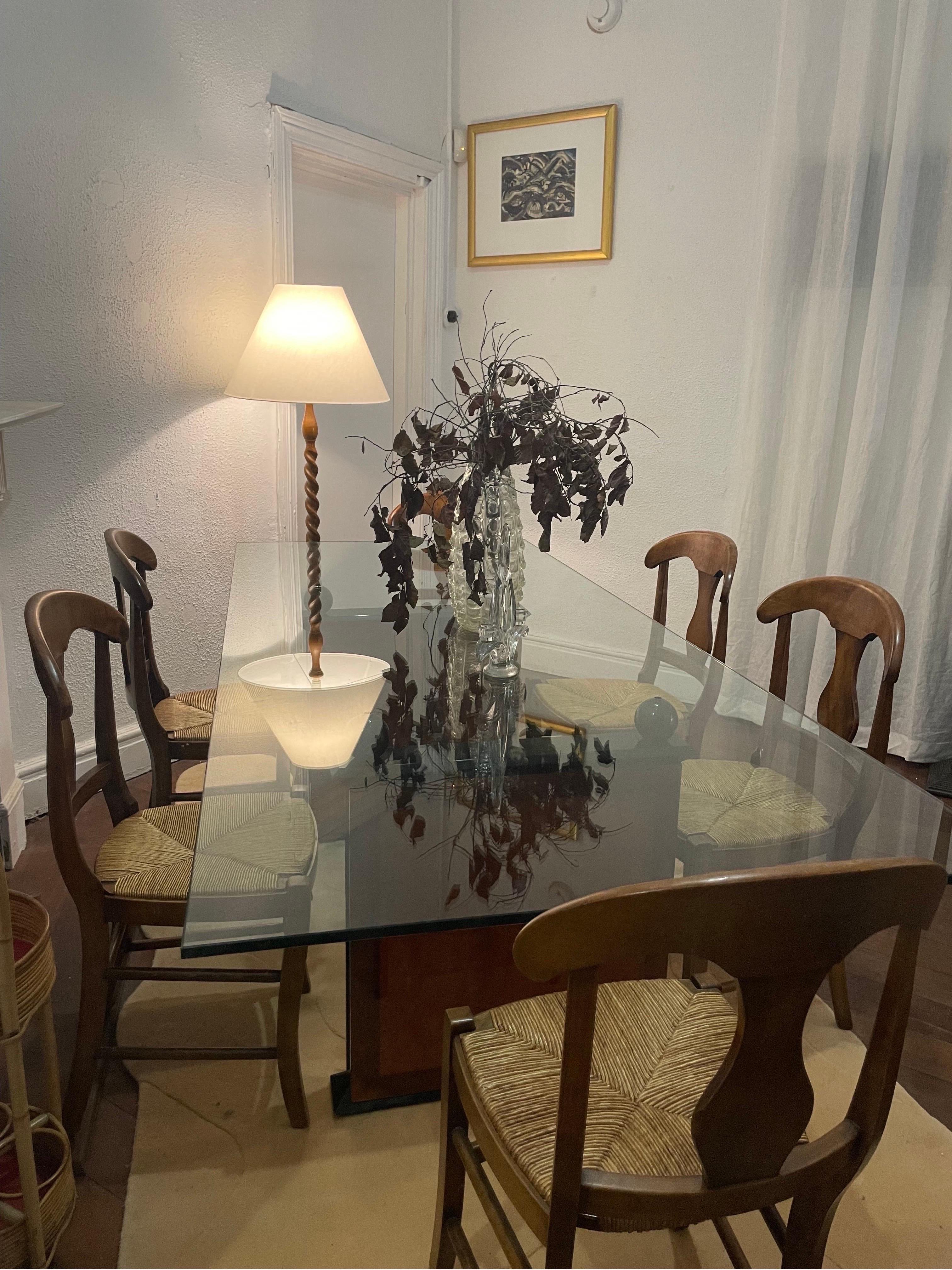Magnifique table de salle à manger en bois de ronce italienne Art déco des années 1940. Table de salle à manger en loupe et laquée noire en excellent état vintage. 