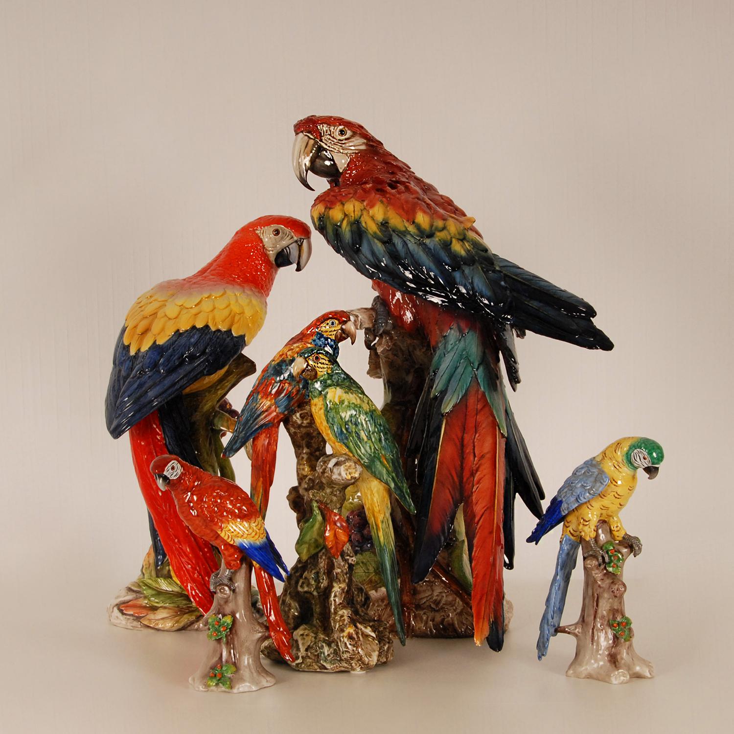 Figurine d'animal en céramique italienne Art Déco - Figurine d'oiseau en porcelaine de Macao avec perroquet en vente 1