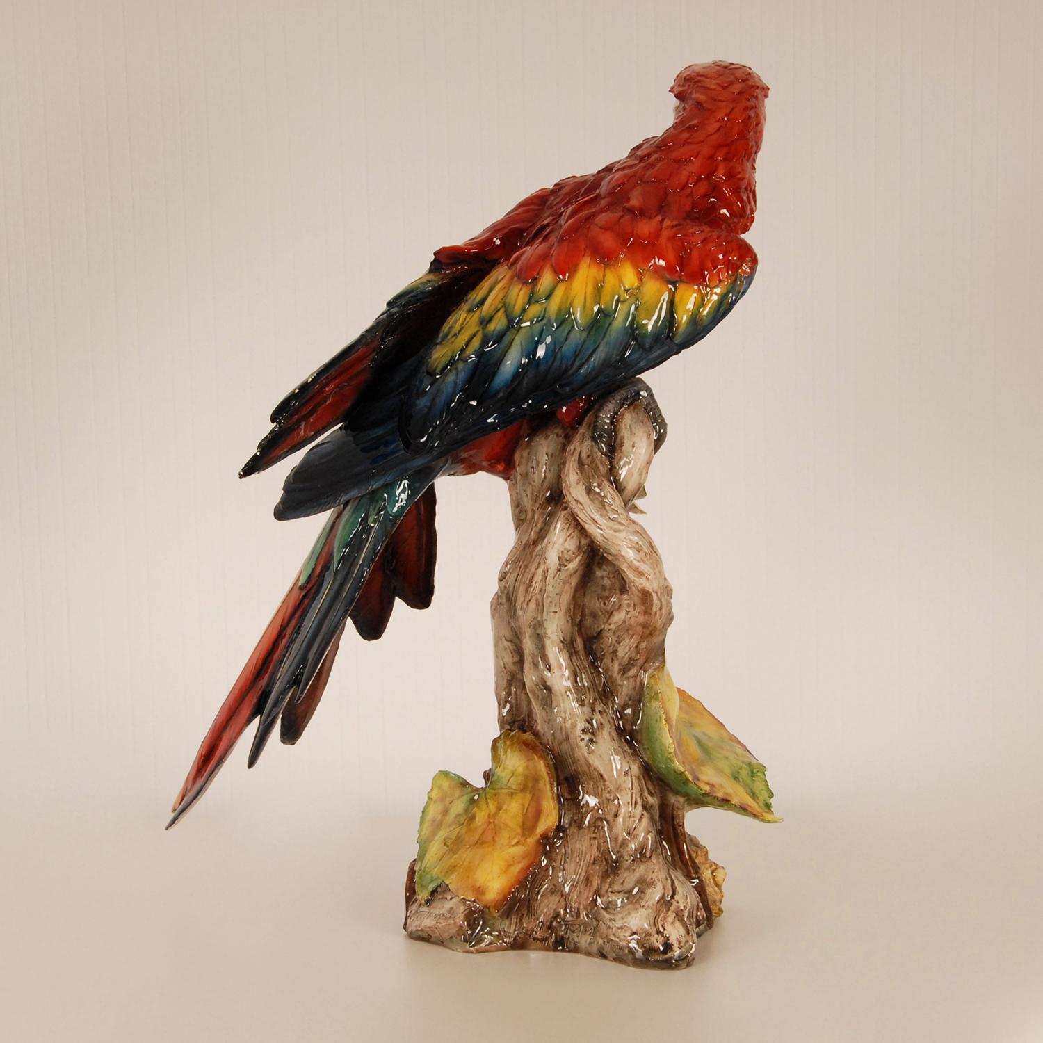 Baroque Figurine d'animal en céramique italienne Art Déco - Figurine d'oiseau en porcelaine de Macao avec perroquet en vente