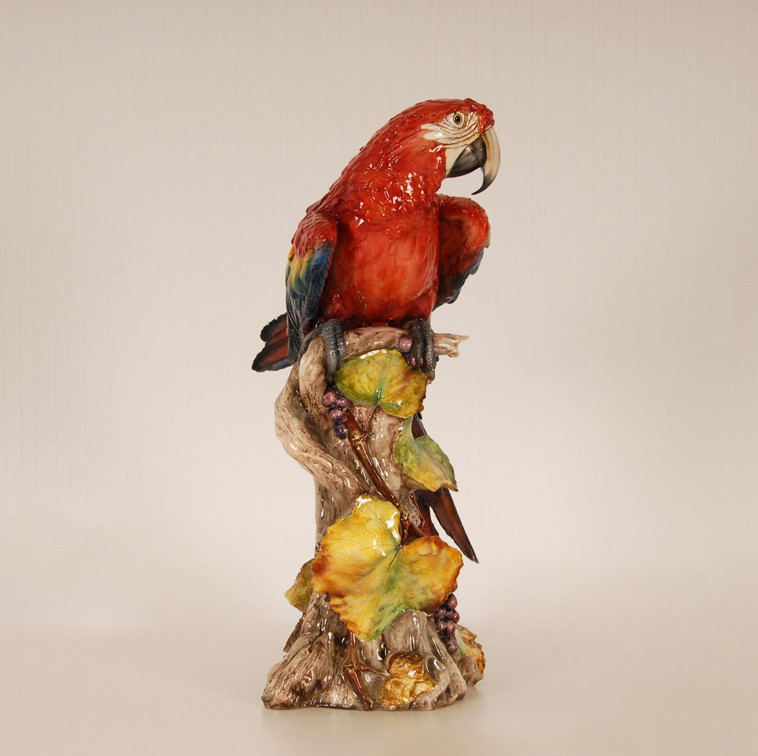 Fait main Figurine d'animal en céramique italienne Art Déco - Figurine d'oiseau en porcelaine de Macao avec perroquet en vente