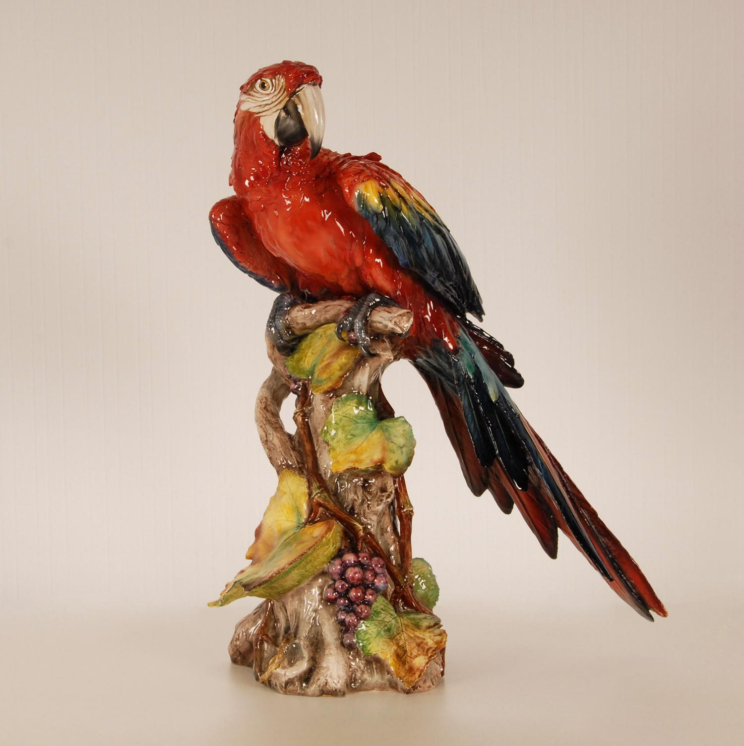 Figurine d'animal en céramique italienne Art Déco - Figurine d'oiseau en porcelaine de Macao avec perroquet Bon état - En vente à Wommelgem, VAN