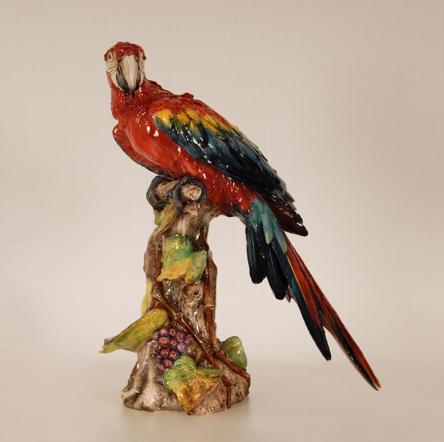 20ième siècle Figurine d'animal en céramique italienne Art Déco - Figurine d'oiseau en porcelaine de Macao avec perroquet en vente