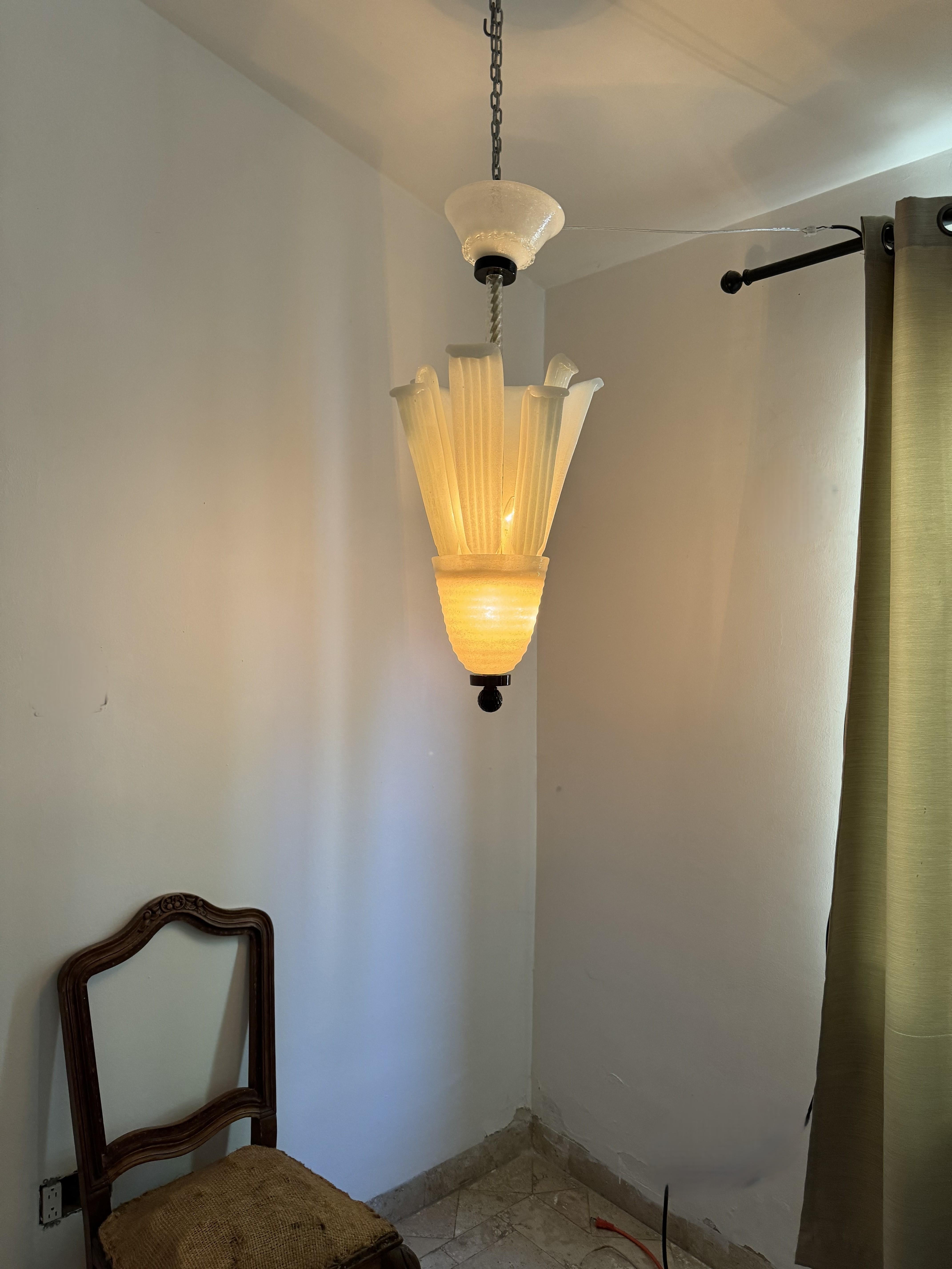 Art Deco Italian Chandelier in Murano Glass. circa 1930 In Good Condition In Merida, Yucatan