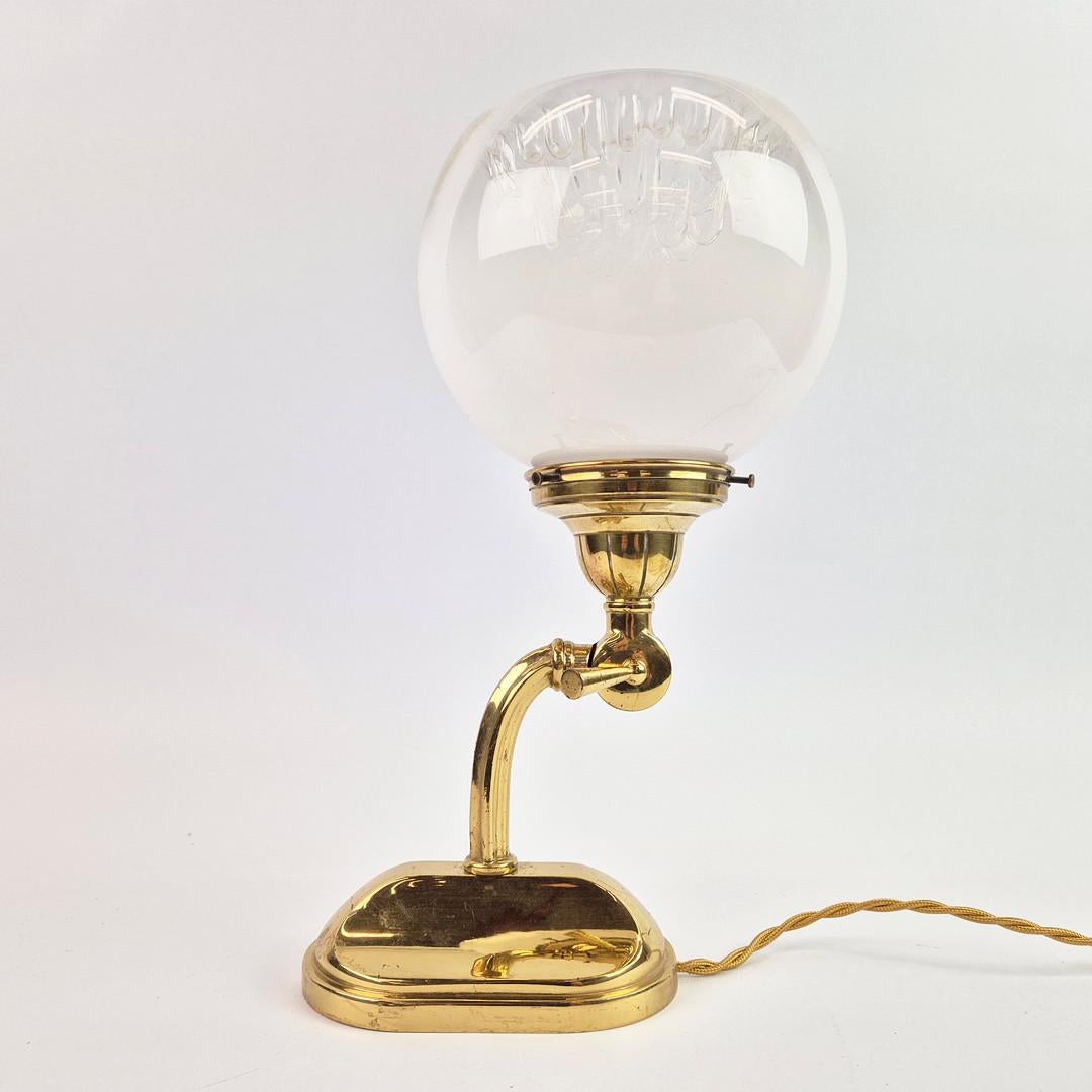 Art Déco Art Deco Italian Chrome Cantilever Desk Lamp With A Murano Glass Shade in vendita