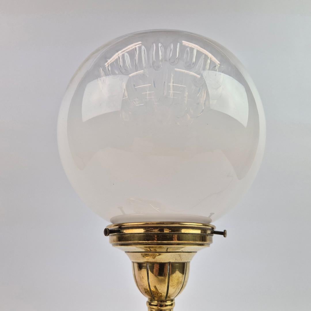 Fatto a mano Art Deco Italian Chrome Cantilever Desk Lamp With A Murano Glass Shade in vendita