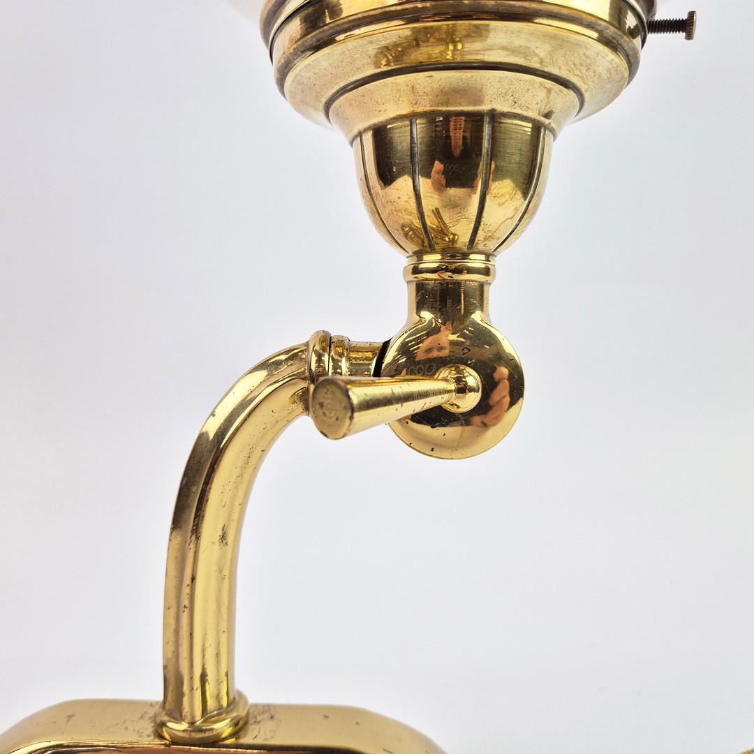 Art Deco Italian Chrome Cantilever Desk Lamp With A Murano Glass Shade In condizioni buone in vendita a Reading, Berkshire
