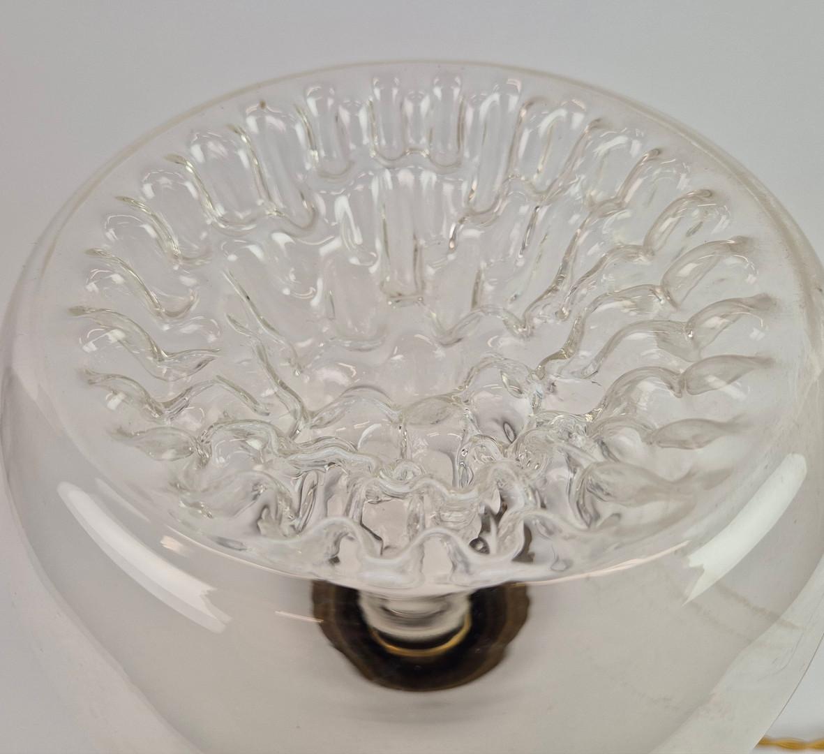 Metà XX secolo Art Deco Italian Chrome Cantilever Desk Lamp With A Murano Glass Shade in vendita
