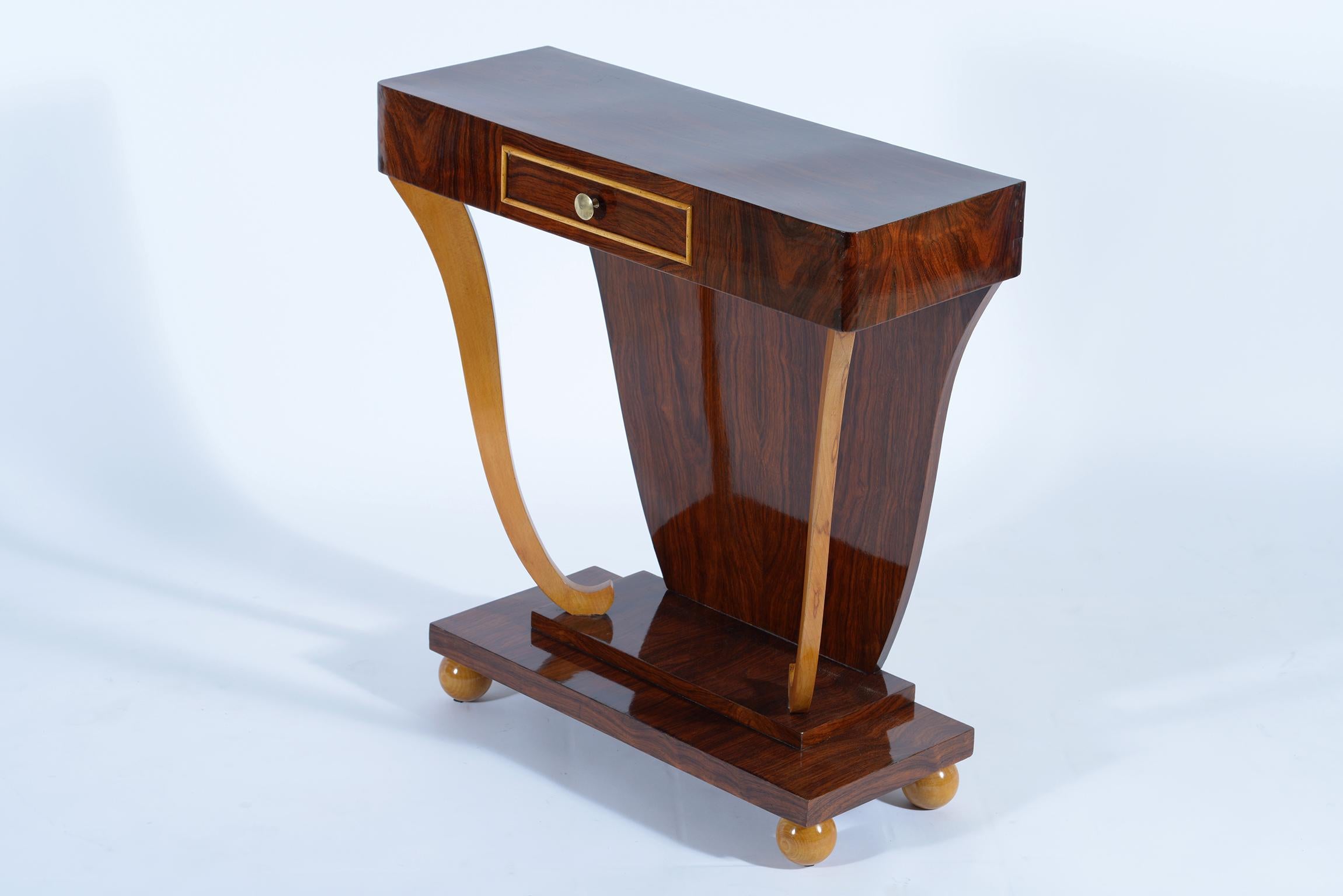 Italian 1930s console in walnut and maples teh with drawer is supported by two curly solid maple legs.
Brass handle.
Four wood spheres complete the base.
Art Deco.