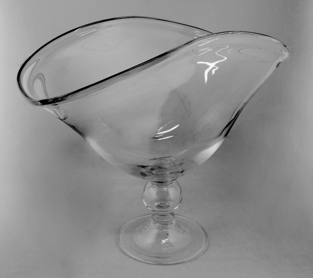 Hand-Crafted Art Deco Italian Crystal Table Centerpiece Completely Smooth For Sale