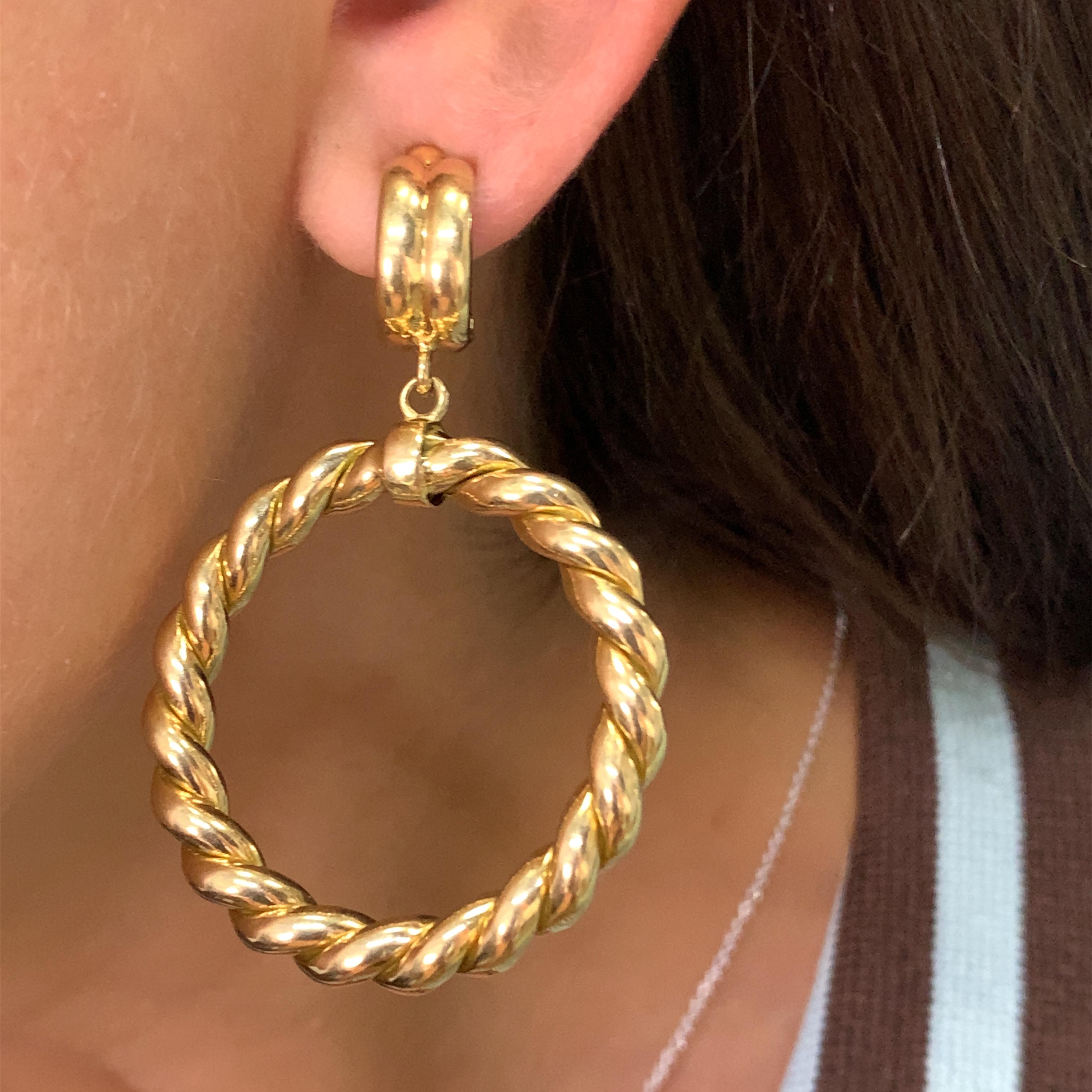 Orecchini vintage a goccia con clip in oro giallo 18k.

Orecchini a clip in oro giallo 18ct a cerchio grande e grosso con pendente a goccia
Peso 14,2 g
Lunghezza di misura circa 50 mm
Larghezza del lobo superiore 6 mm
Diametro del cerchio 35