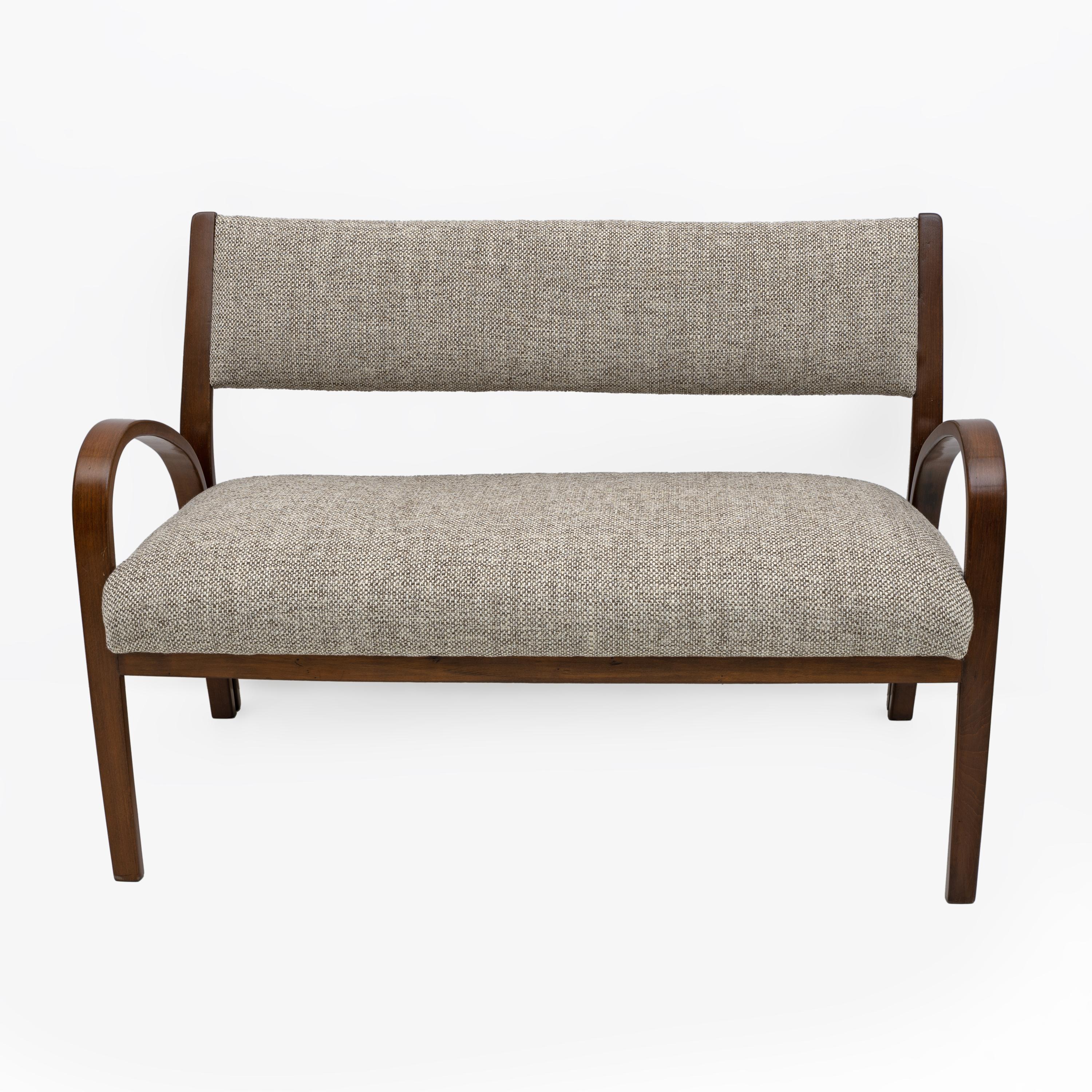 Canapé et deux fauteuils fabriqués en Italie dans les années 1930 dans le style Art déco. L'ensemble a été entièrement restauré et tapissé de tissu de chanvre. Prêt à meubler votre maison.
Les fauteuils mesurent :
W58 x D65 x H80 cm