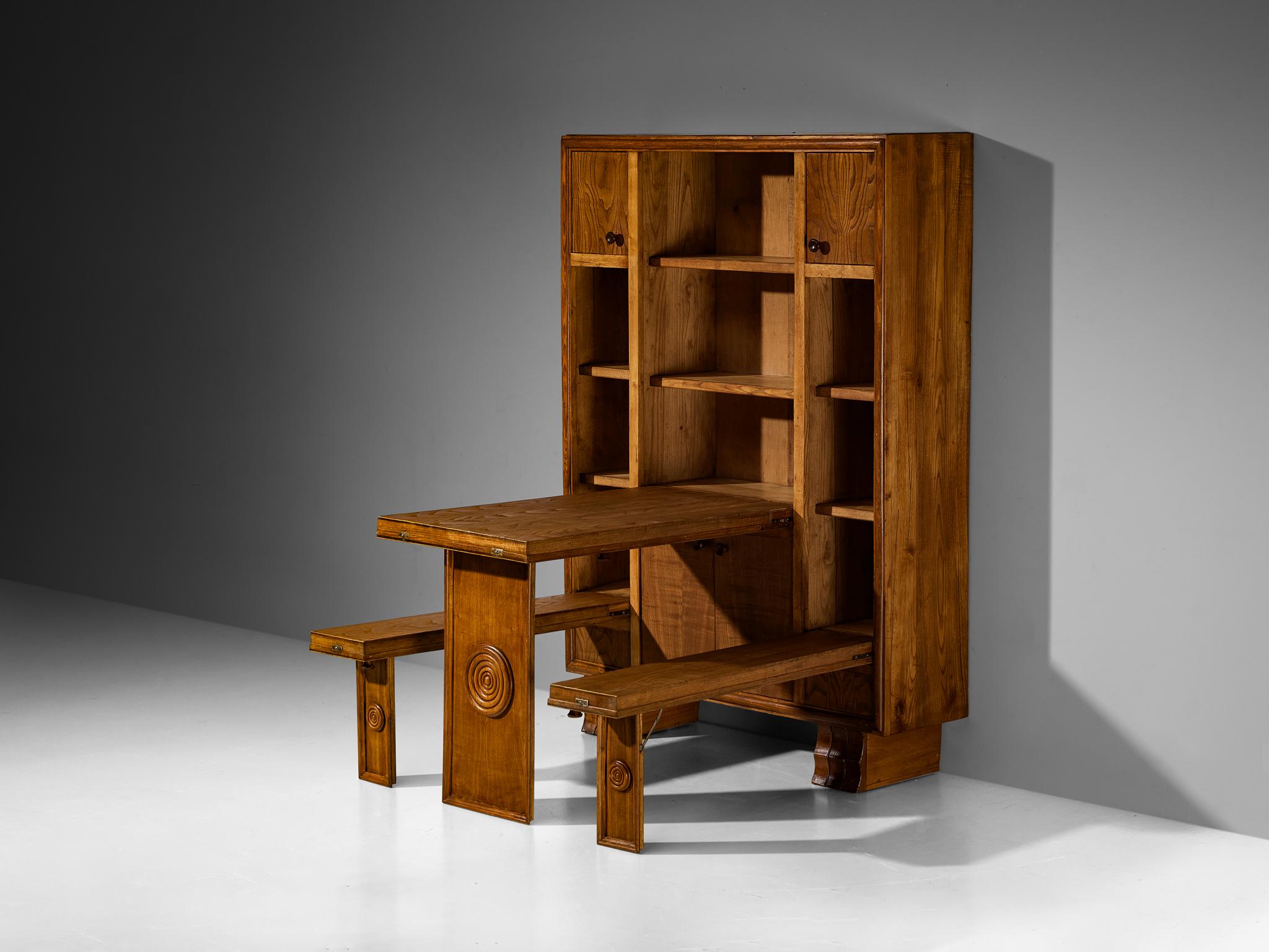 Armario desplegable o highboard con mesa y bancos, castaño, Italia, finales de los años 40

Este exquisito mueble convertible italiano, fabricado a finales de la década de 1940 y realizado en rico castaño, muestra el ingenio y el arte del diseño de