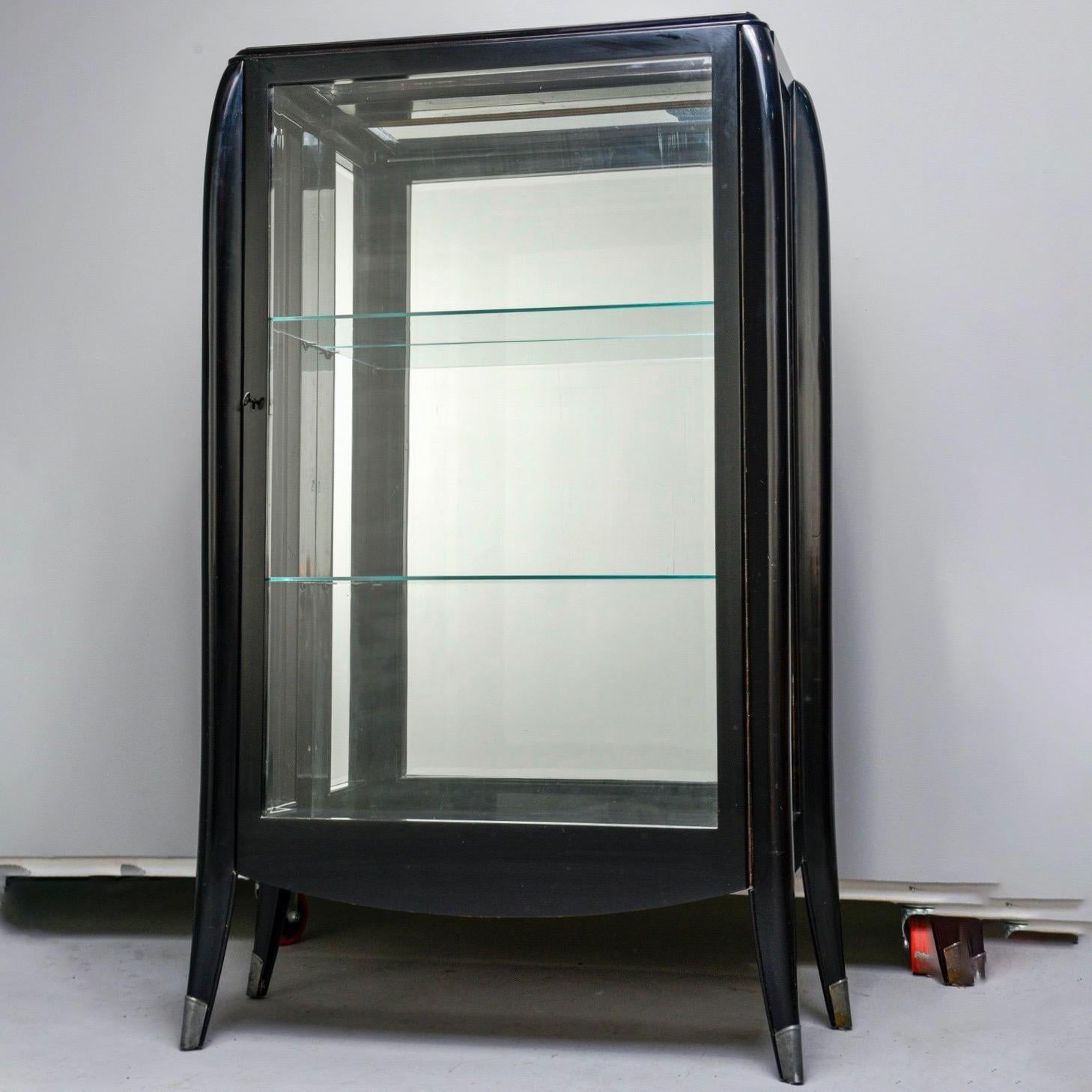 Armoire italienne Art Déco vitrée avec étagères en verre en vente 2