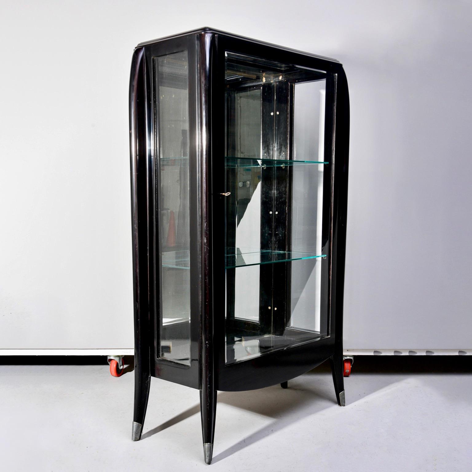 Ébénisé Armoire italienne Art Déco vitrée avec étagères en verre en vente