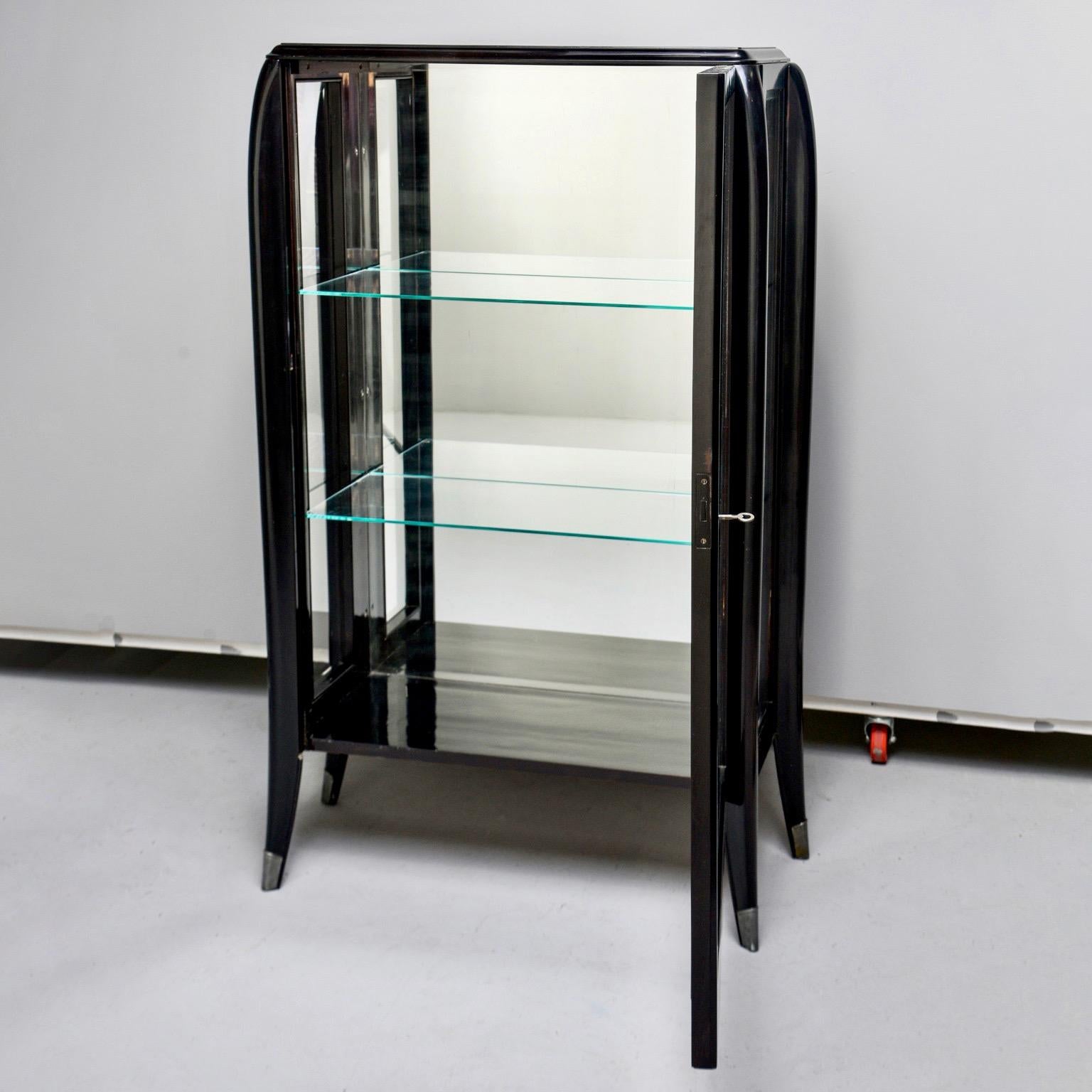 Armoire italienne Art Déco vitrée avec étagères en verre Bon état - En vente à Troy, MI