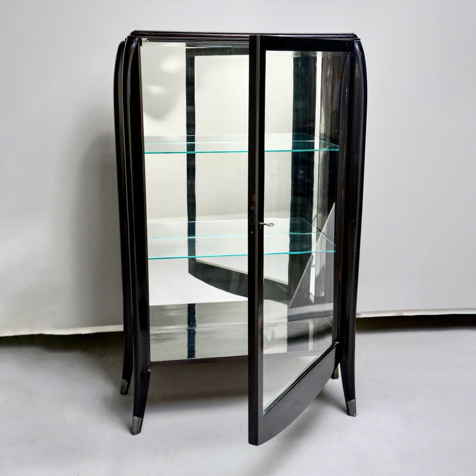 Verre Armoire italienne Art Déco vitrée avec étagères en verre en vente