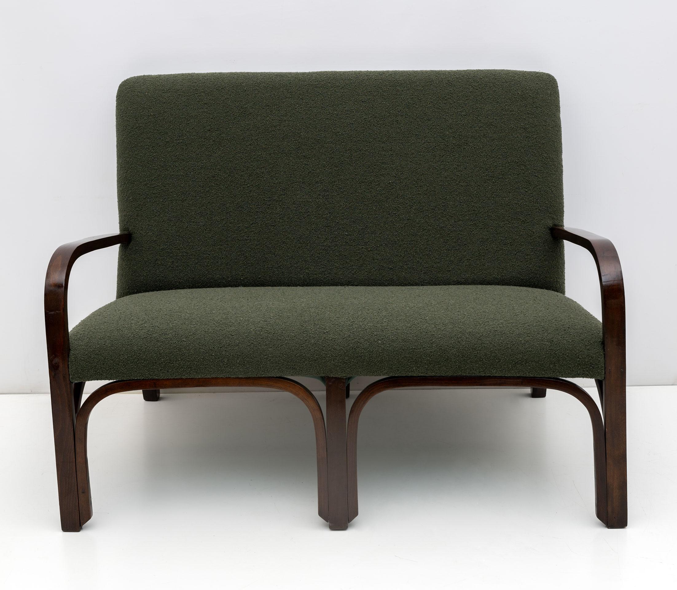 Sofa und zwei Sessel, hergestellt in Italien in den 1930er Jahren im Art-déco-Stil. Das Set wurde vollständig restauriert und mit grünem Bouclé bezogen. Bereit, Ihr Haus einzurichten.
Die Sessel messen cm:
W55 x D74 x H82