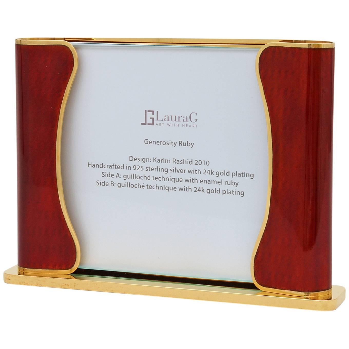 Generosity Ruby is a unique golden silver handcrafted photo frame in Art Deco style of the collection Laura G Art with Heart from Italy.
A collectible design piece for your precious memories of heart.
The piloto frame  is recto-verso, that means