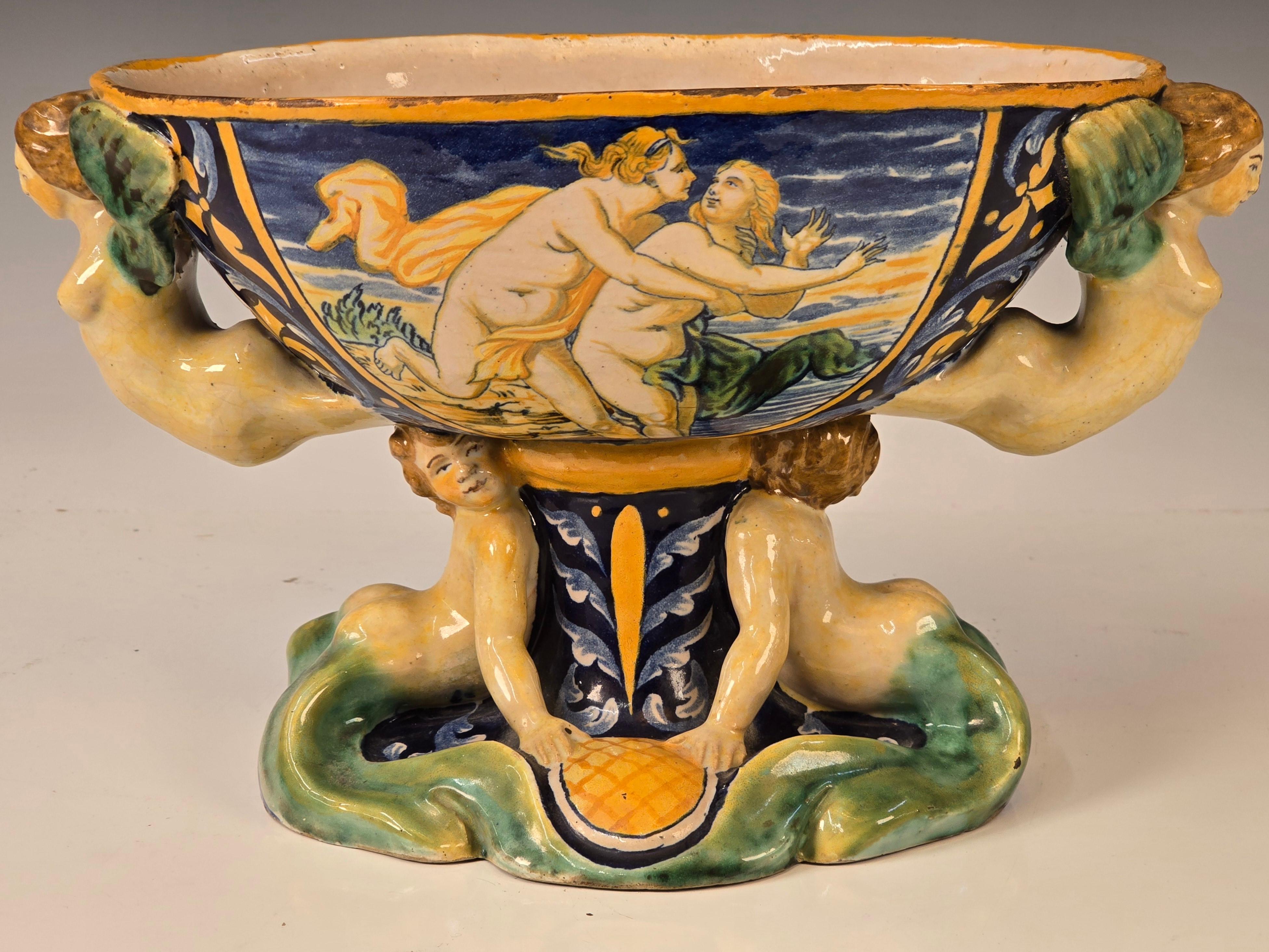 Magnifique centre de table en majolique italienne Art déco qui reprend des motifs des XVIe et XVIIe siècles, mais de manière plus stylisée.   La pièce a été vieillie pour paraître plus ancienne lorsqu'elle a été fabriquée, la faïence brune