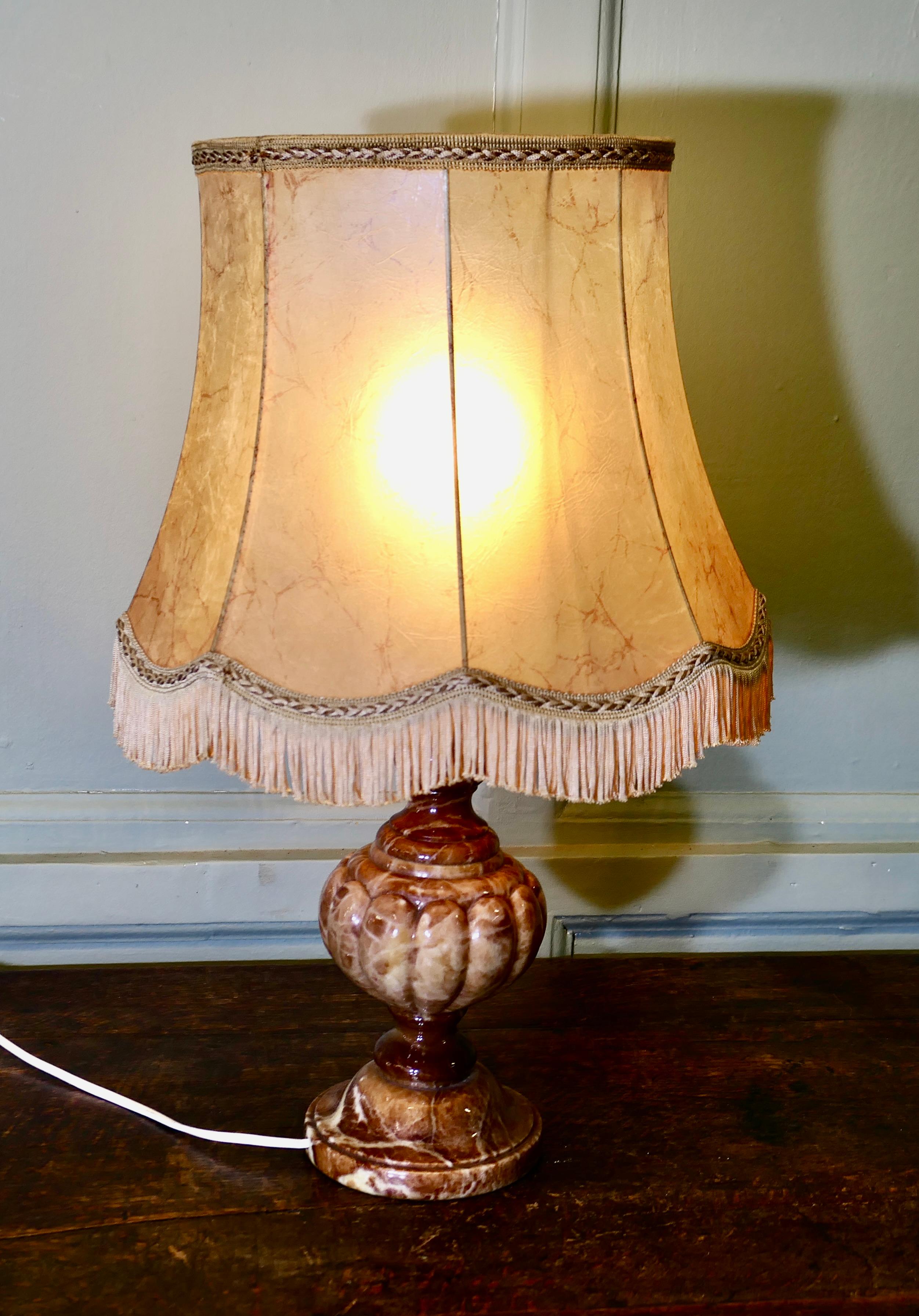 Lámpara de sobremesa de mármol italiano Art Déco 


La lámpara tiene una hermosa base bulbosa de mármol Rosso Levanto, viene con su pantalla original de flecos de piel de cerdo
El cableado es nuevo, la lámpara y la pantalla están en buen estado de