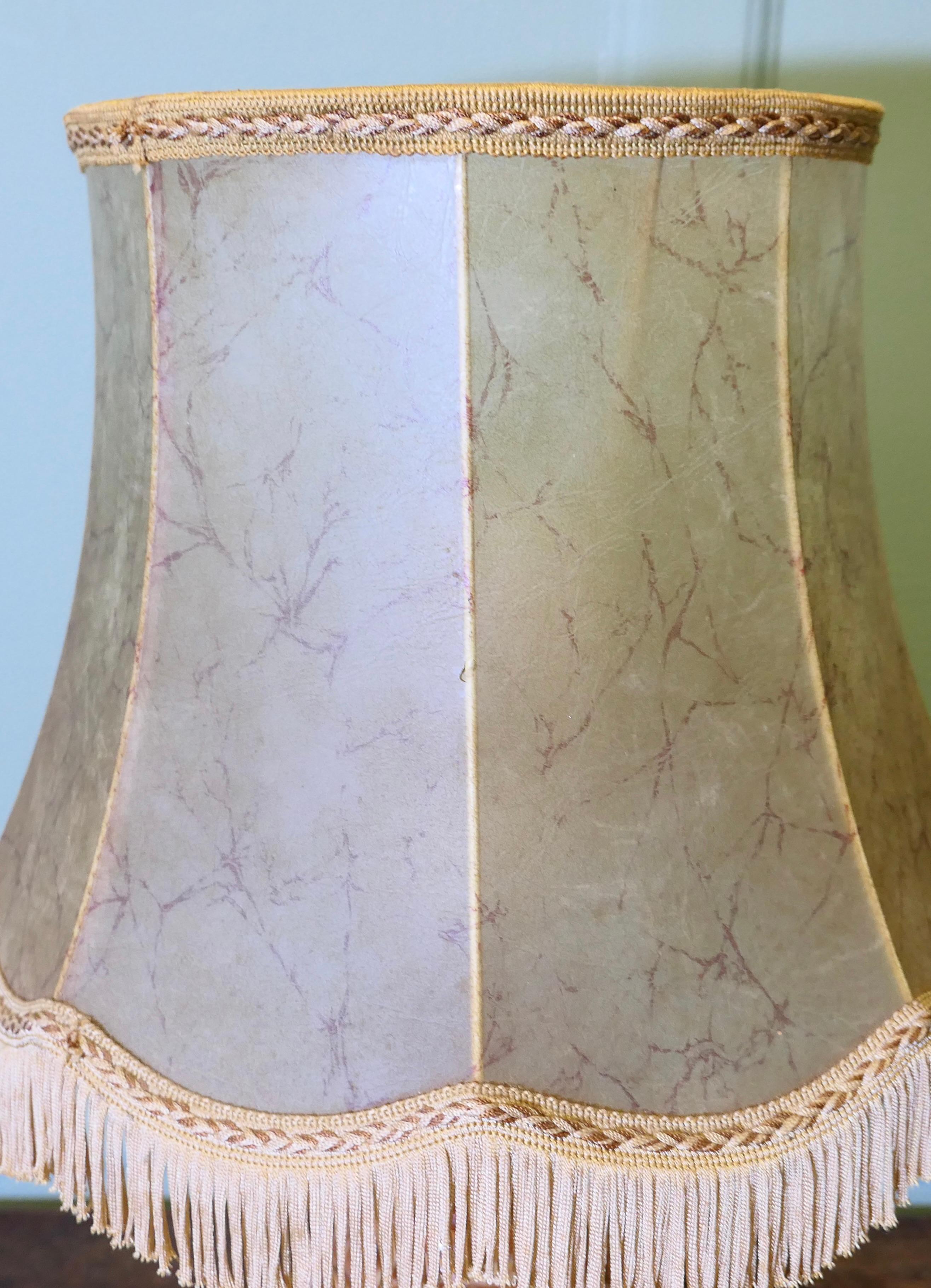 Lámpara de sobremesa de mármol italiano Art Déco    La lámpara tiene una hermosa base bulbosa en venta 1